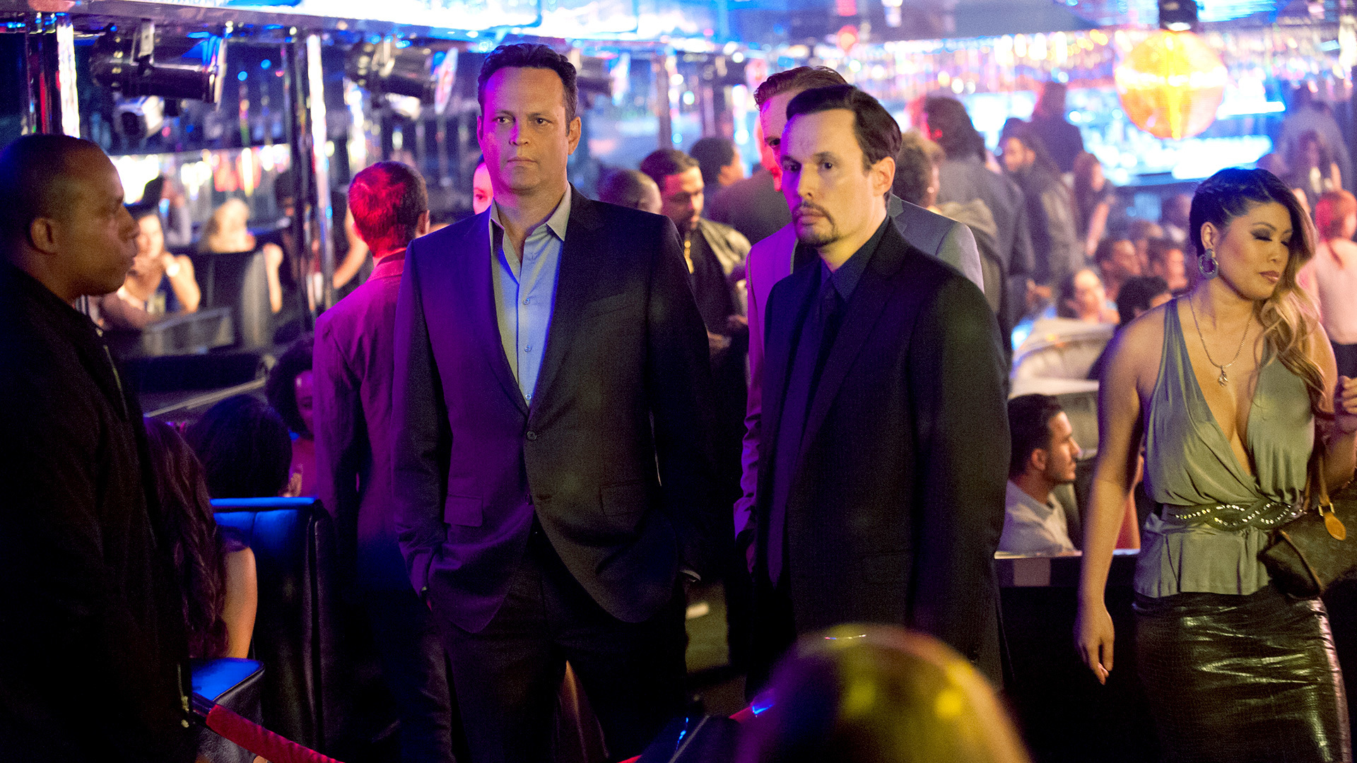 Vince Vaughn and man in nightclub HD Wallpaper
