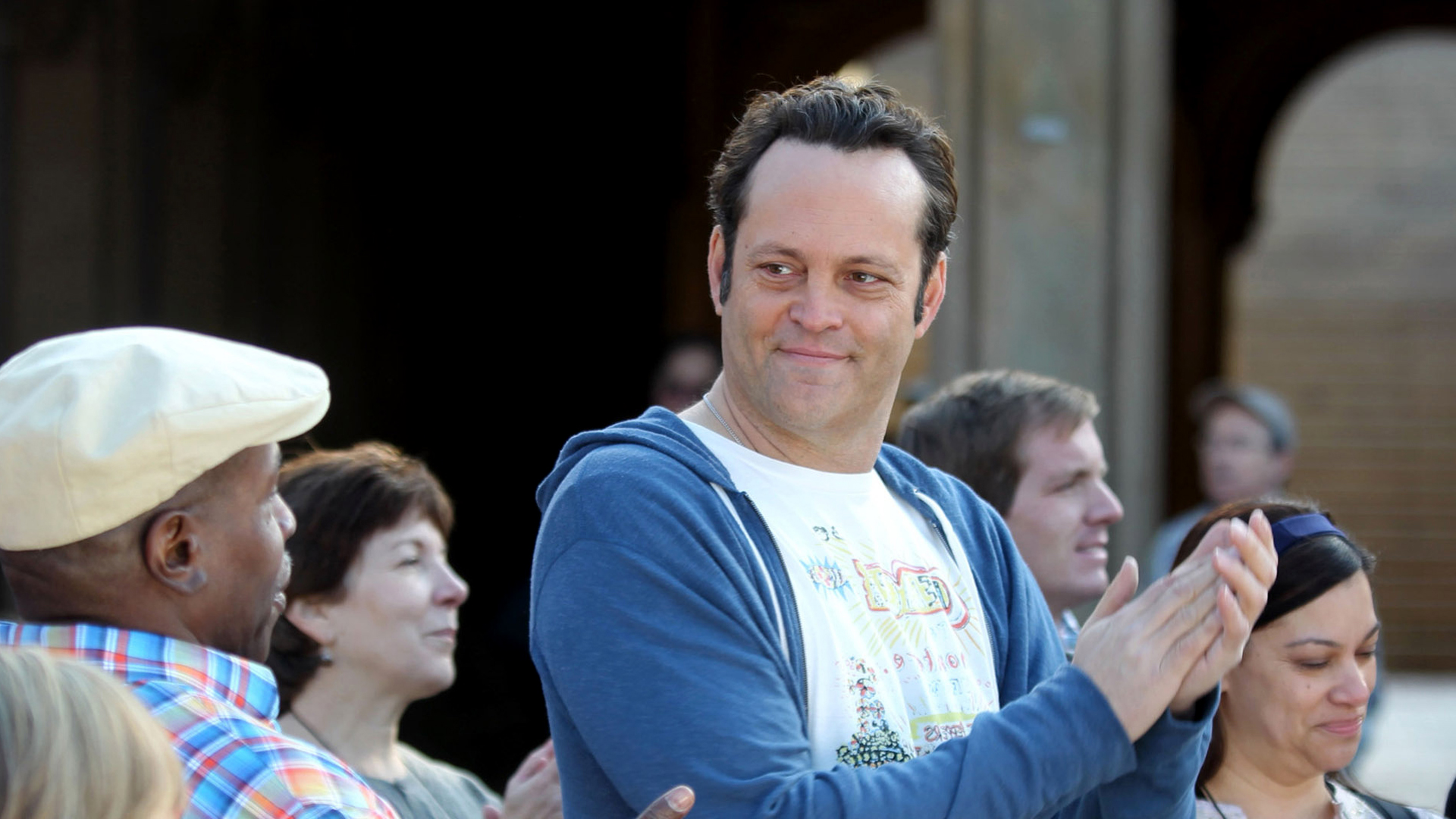 Vince Vaughn clapping with a crowd HD Wallpaper