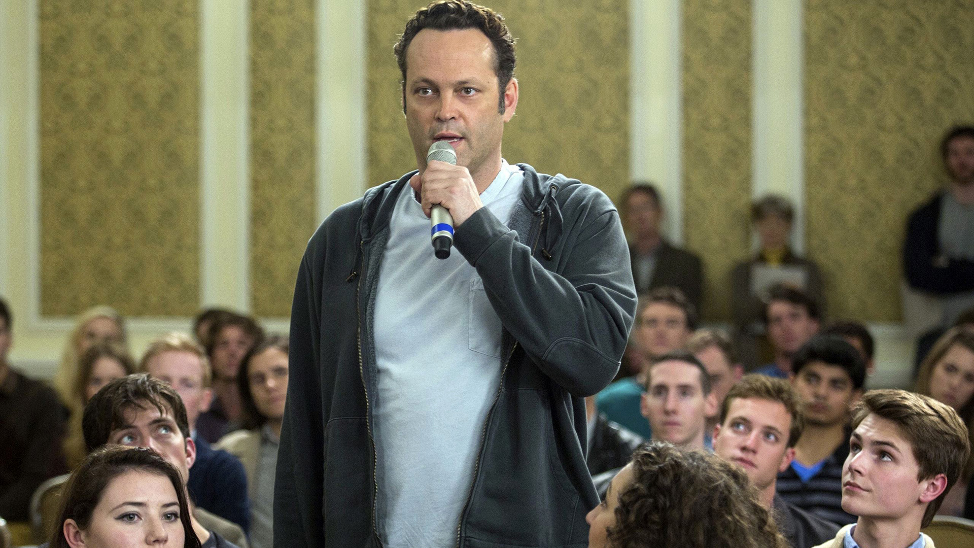 Vince Vaughn speaking into a microphone in front of an audience HD Wallpaper