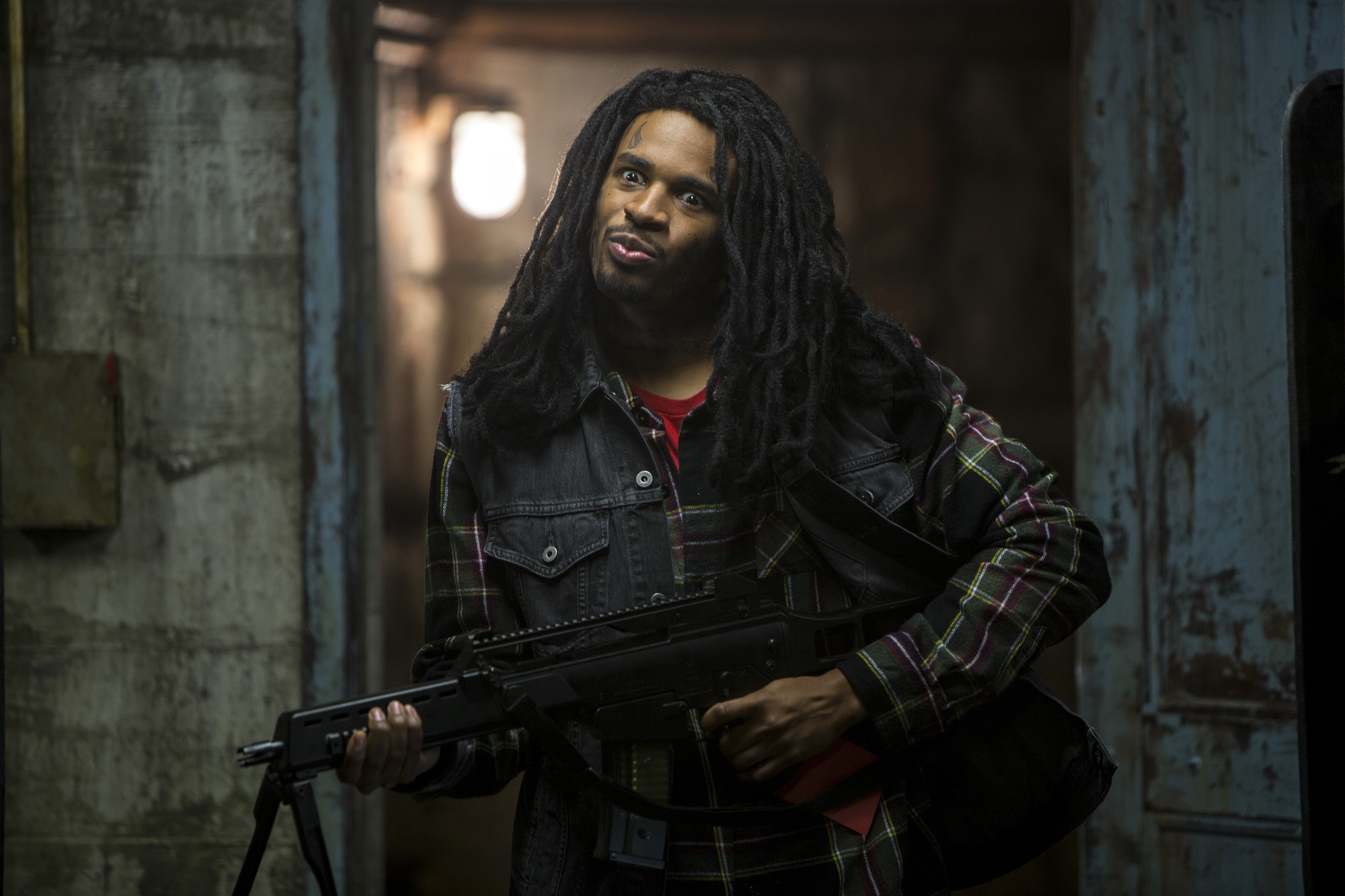 Damon Wayans Jr. holding a rifle HD Wallpaper