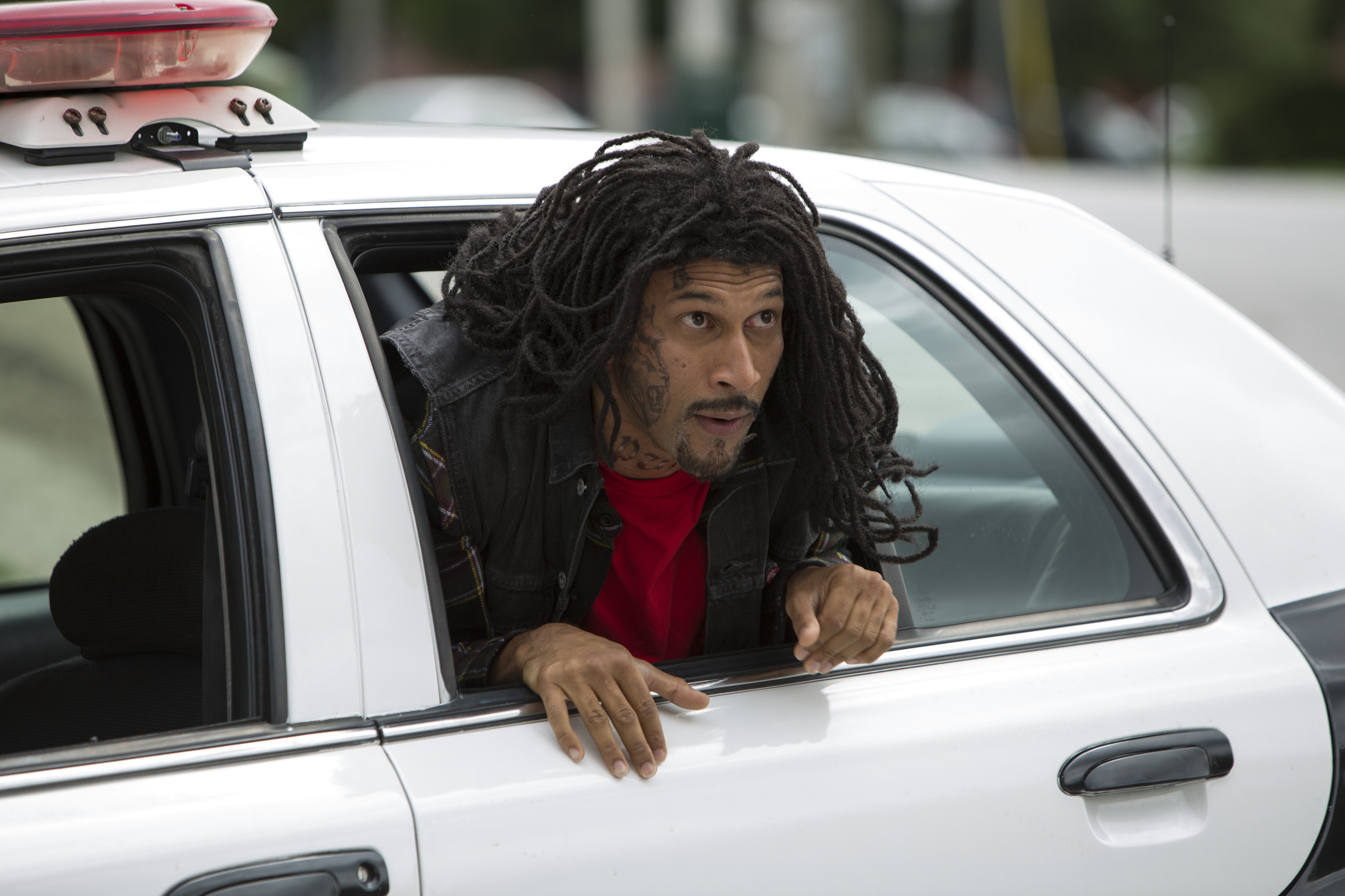 Damon Wayans Jr. in a police car HD Wallpaper