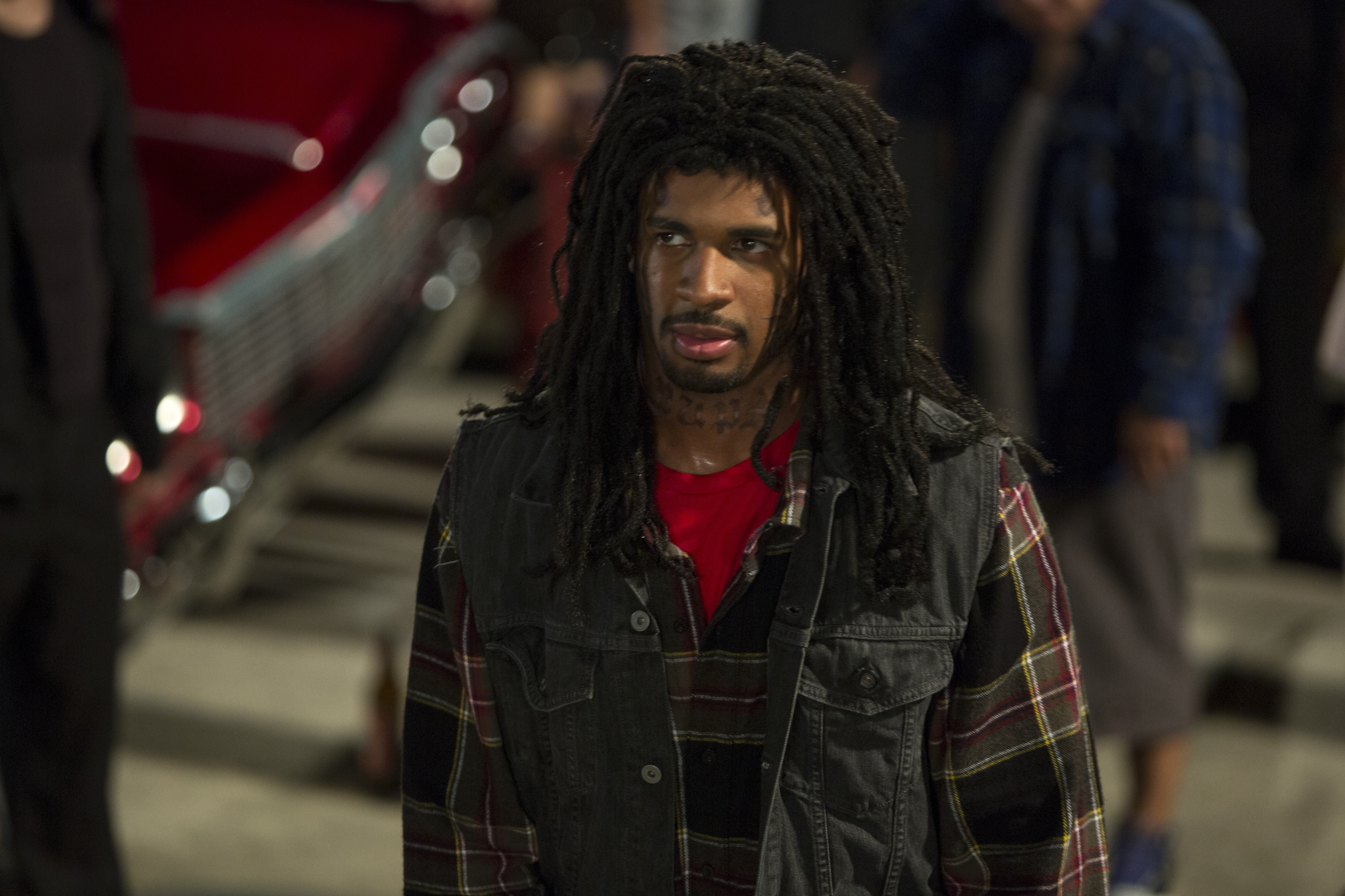 Damon Wayans Jr. with dreadlocks HD Wallpaper