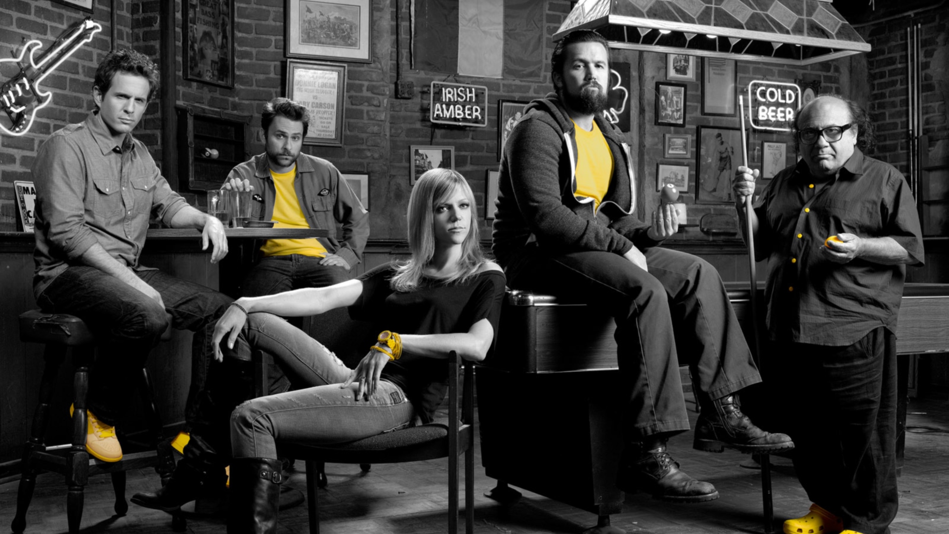 It's Always Sunny in Philadelphia cast in a bar HD Wallpaper