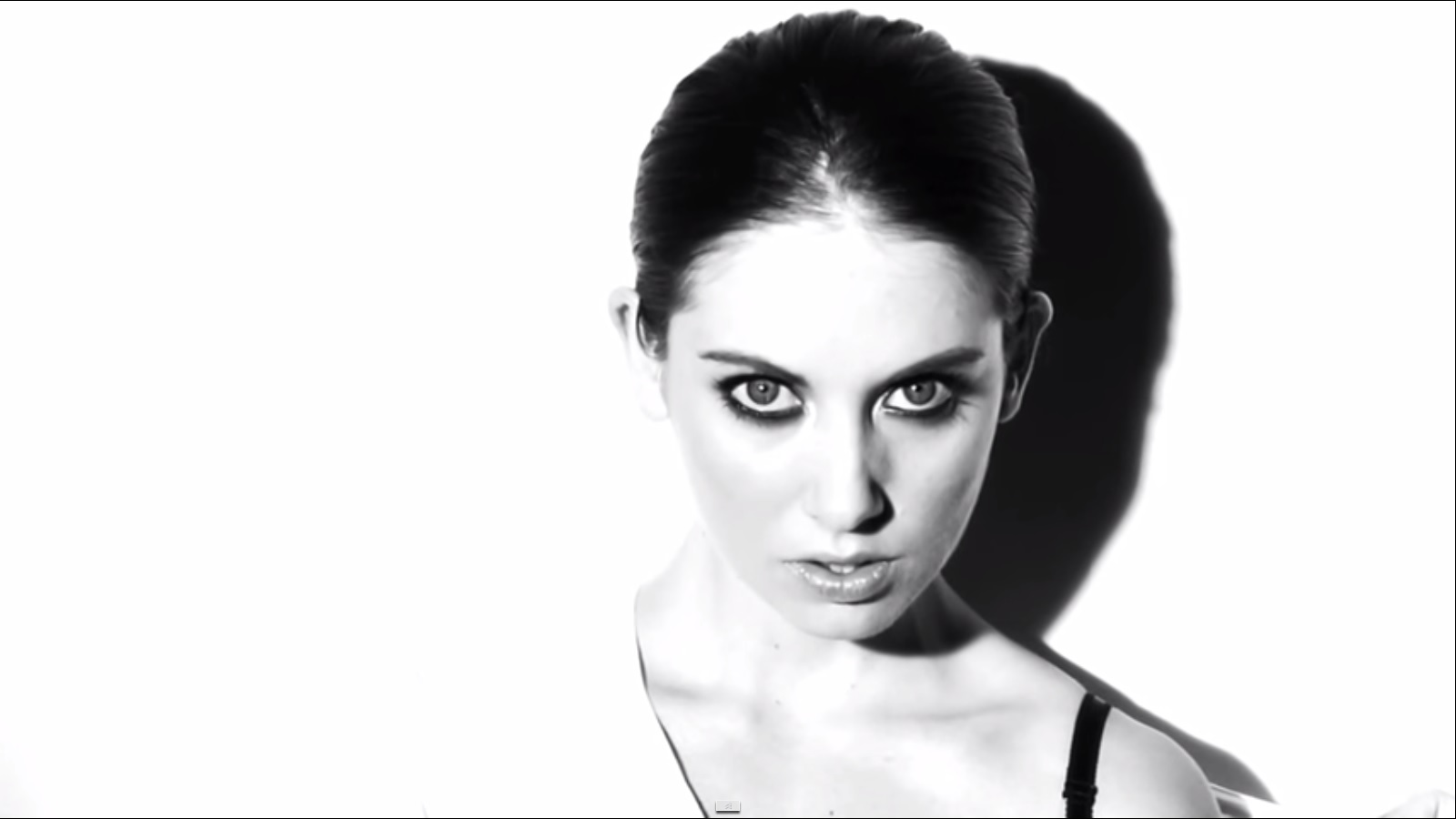 Alison Brie black and white portrait HD Wallpaper