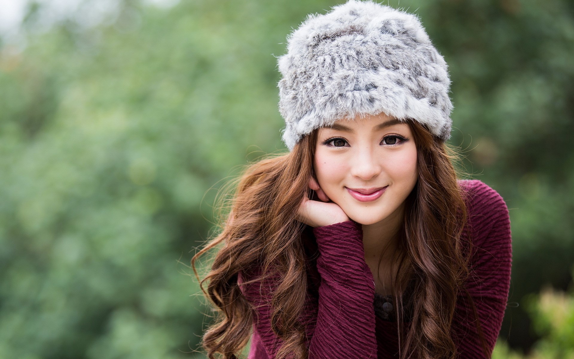 Woman wearing a furry hat and maroon sweater HD Wallpaper