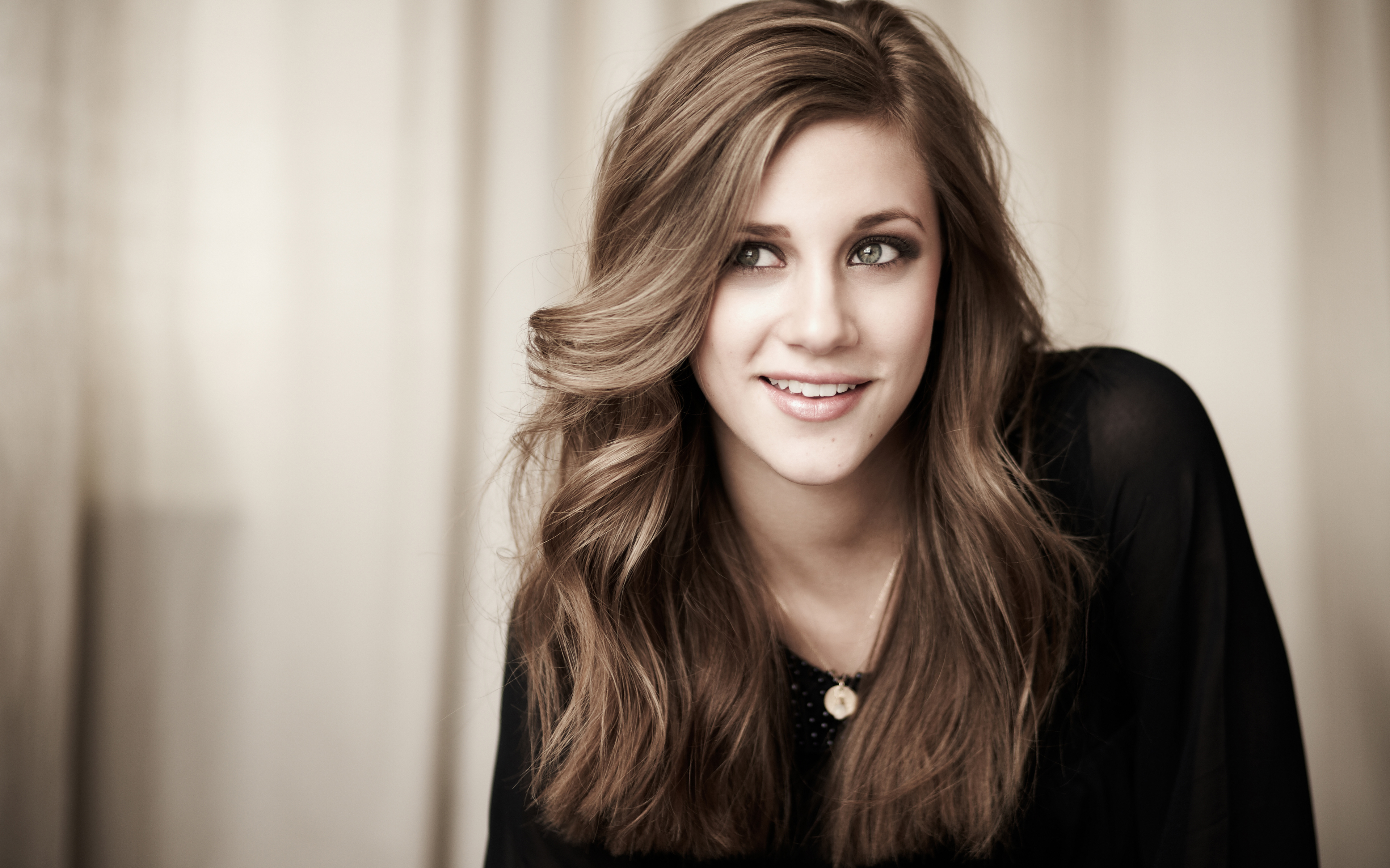 Lili Reinhart HD Wallpaper