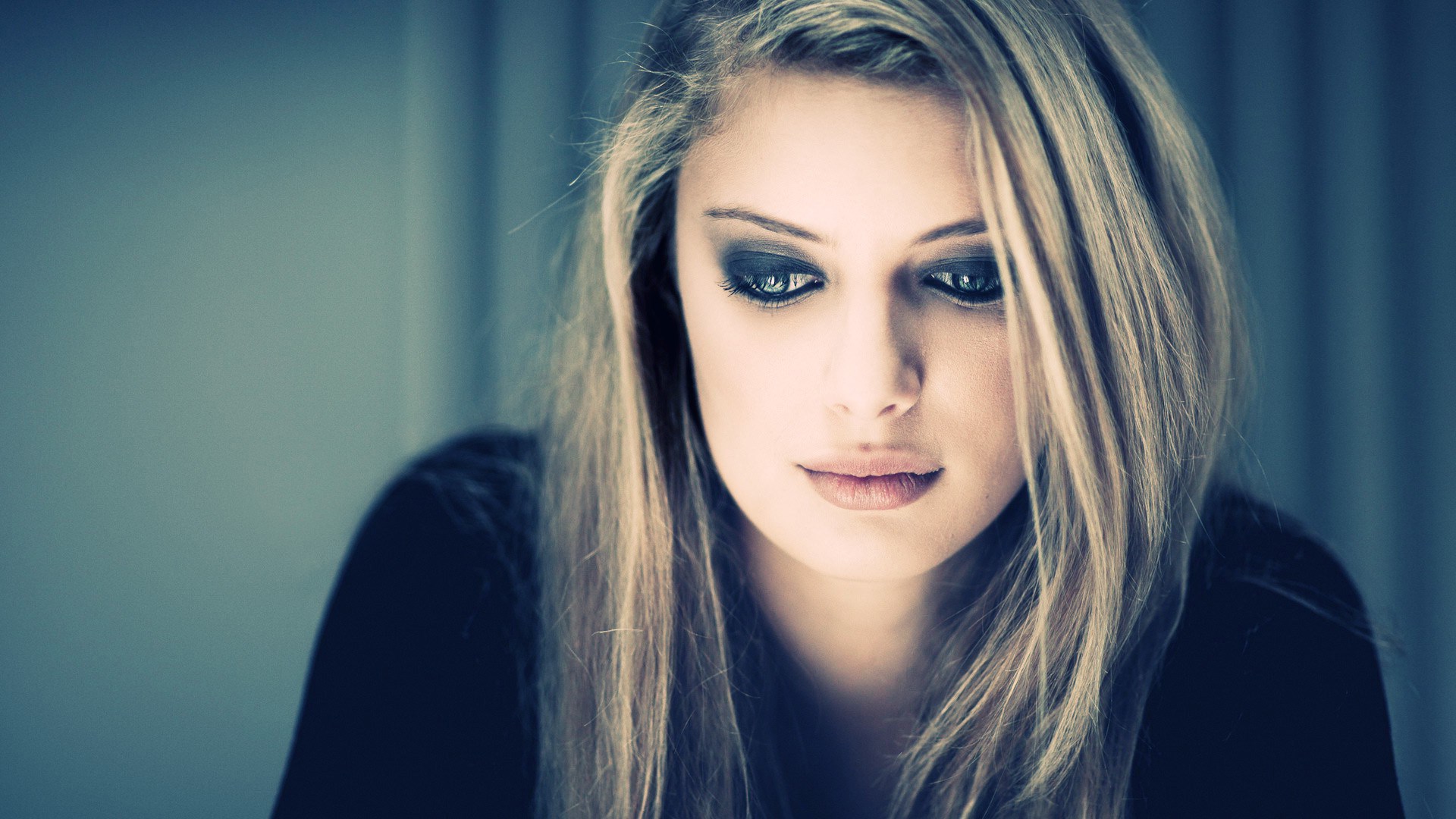 Woman with blonde hair and dark eye makeup HD Wallpaper