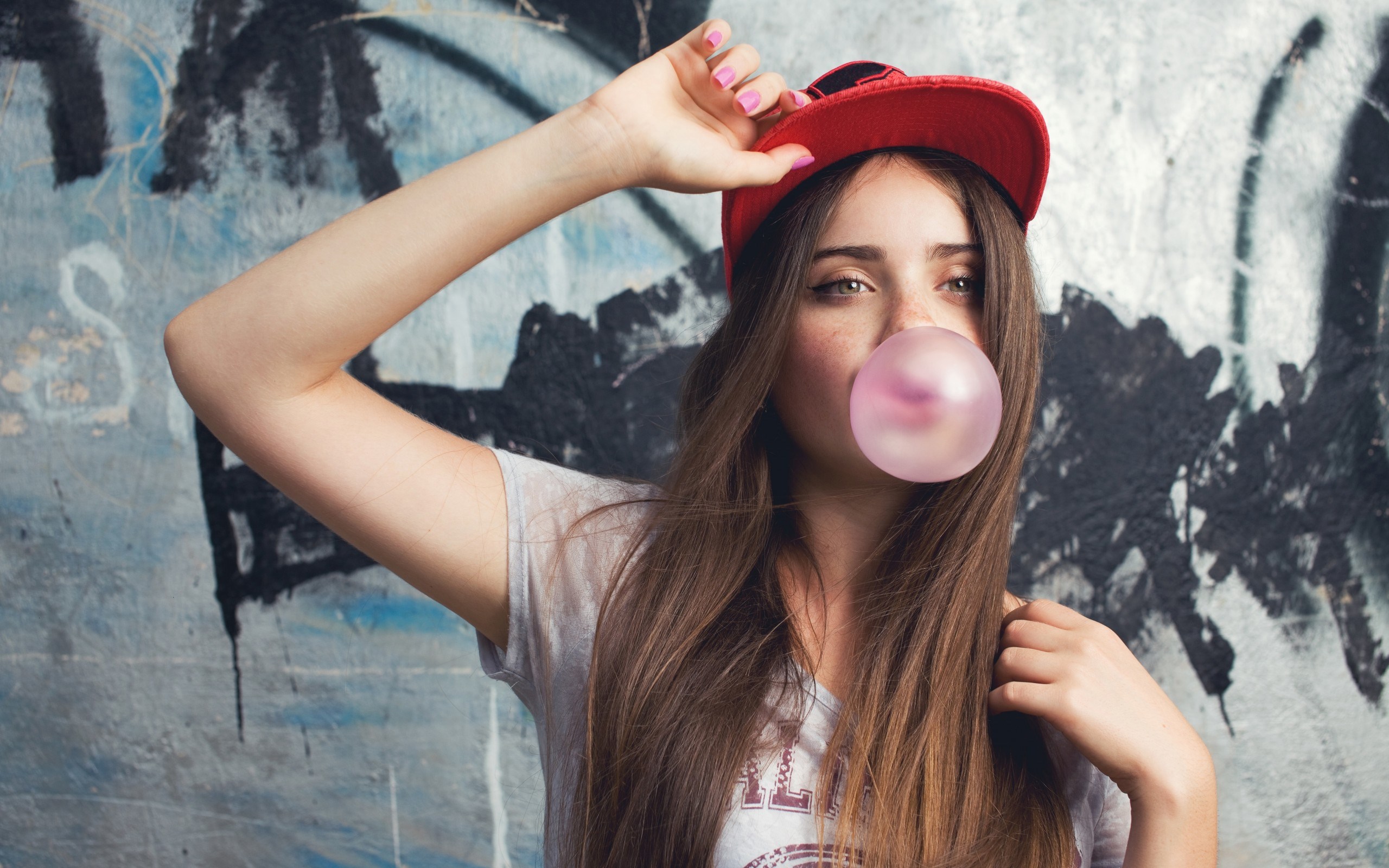Girl in red cap blowing bubble gum HD Wallpaper