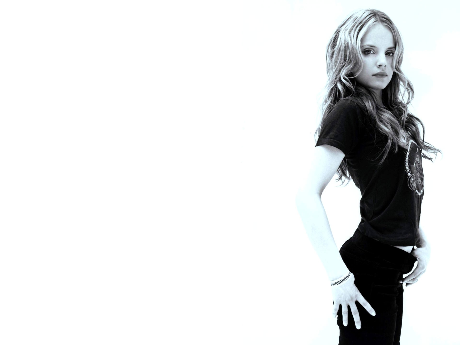 Mena Suvari Stylish Woman in Black Outfit HD Wallpaper