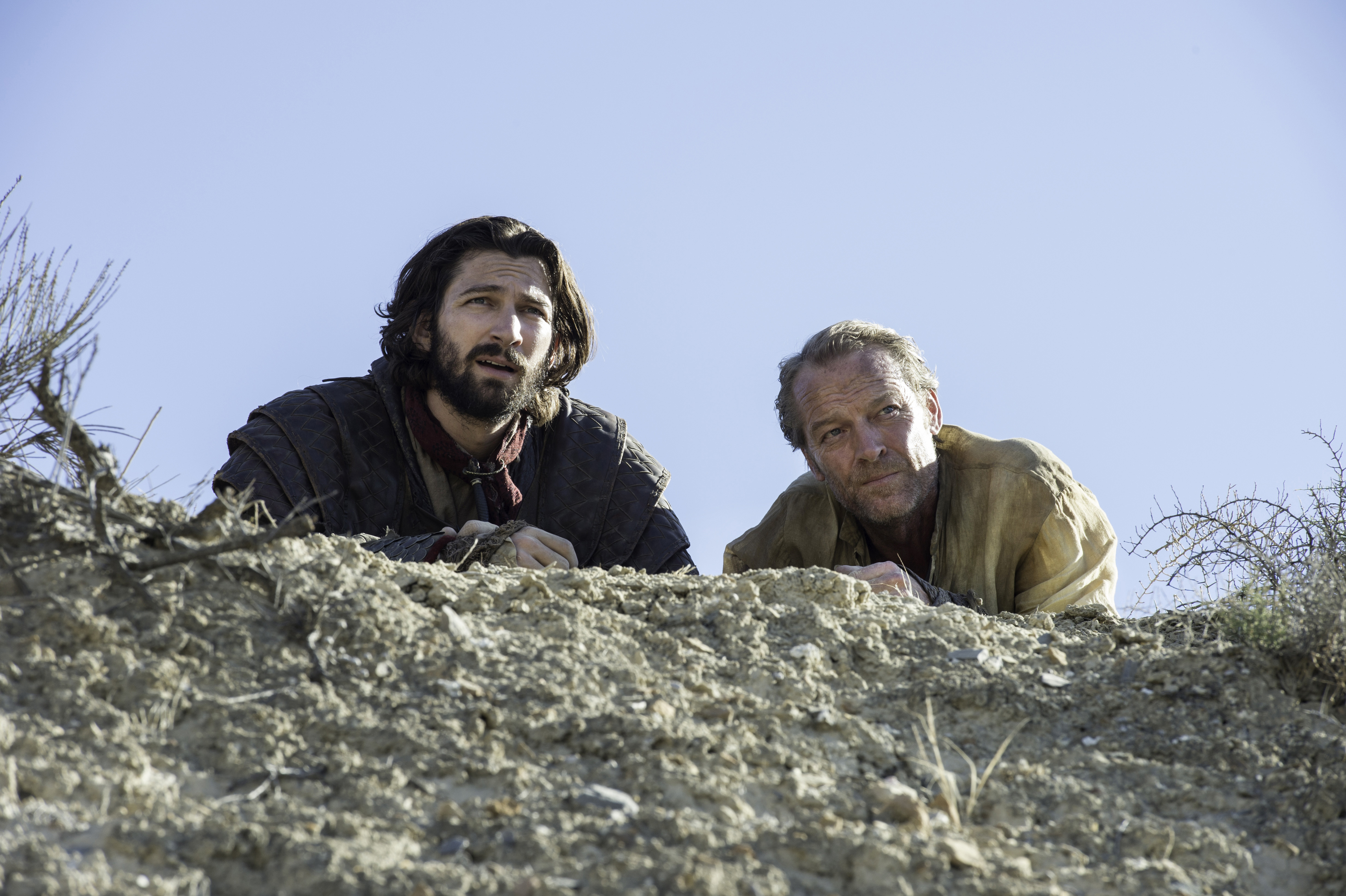 Michiel Huisman and Iain Glen in a desert HD Wallpaper