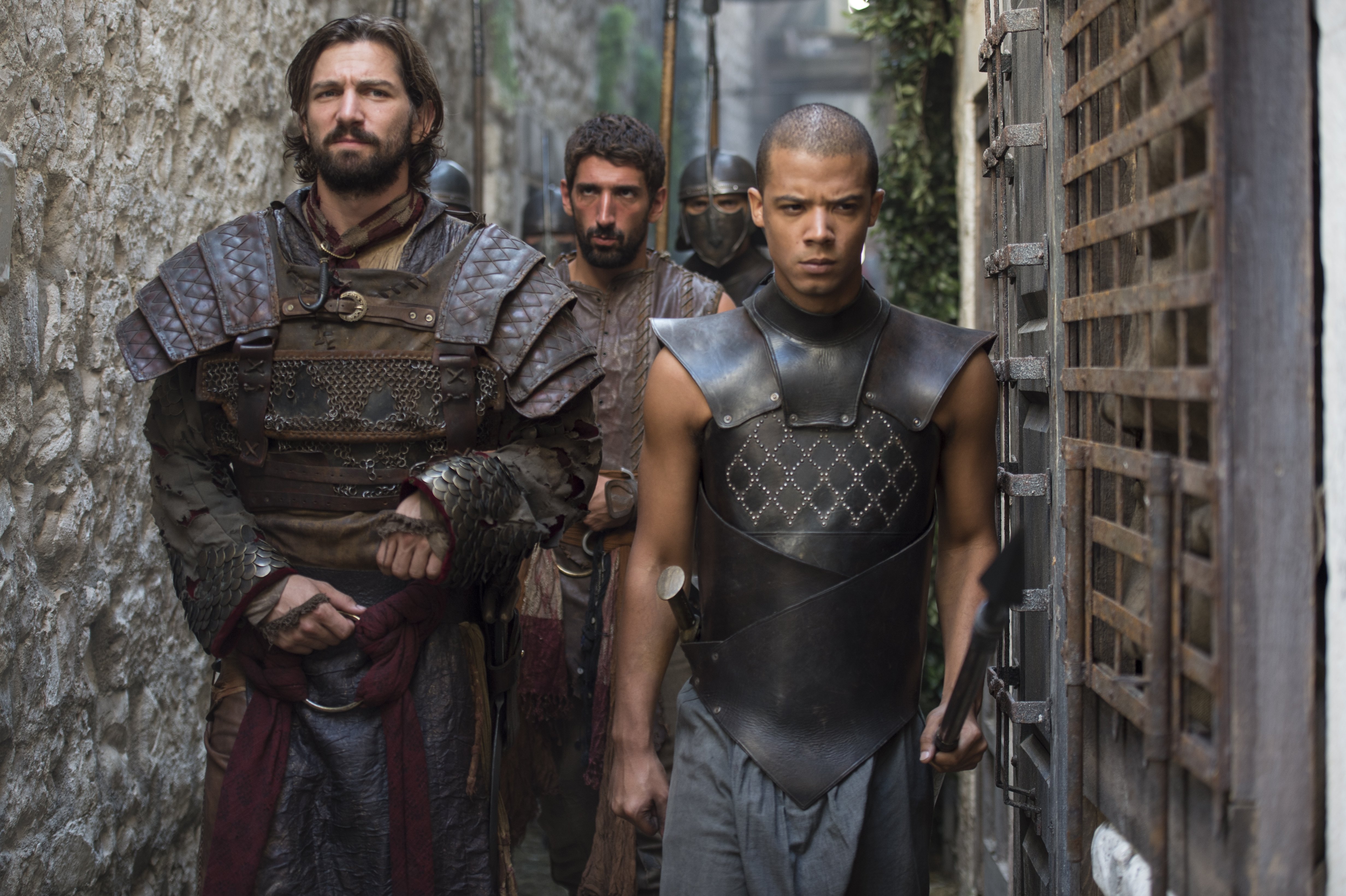 Michiel Huisman and other men in armor HD Wallpaper