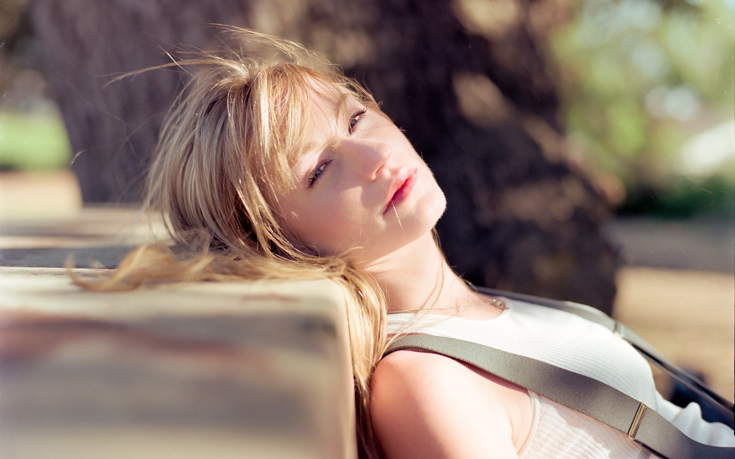 Woman with blonde hair leaning on a surface HD Wallpaper