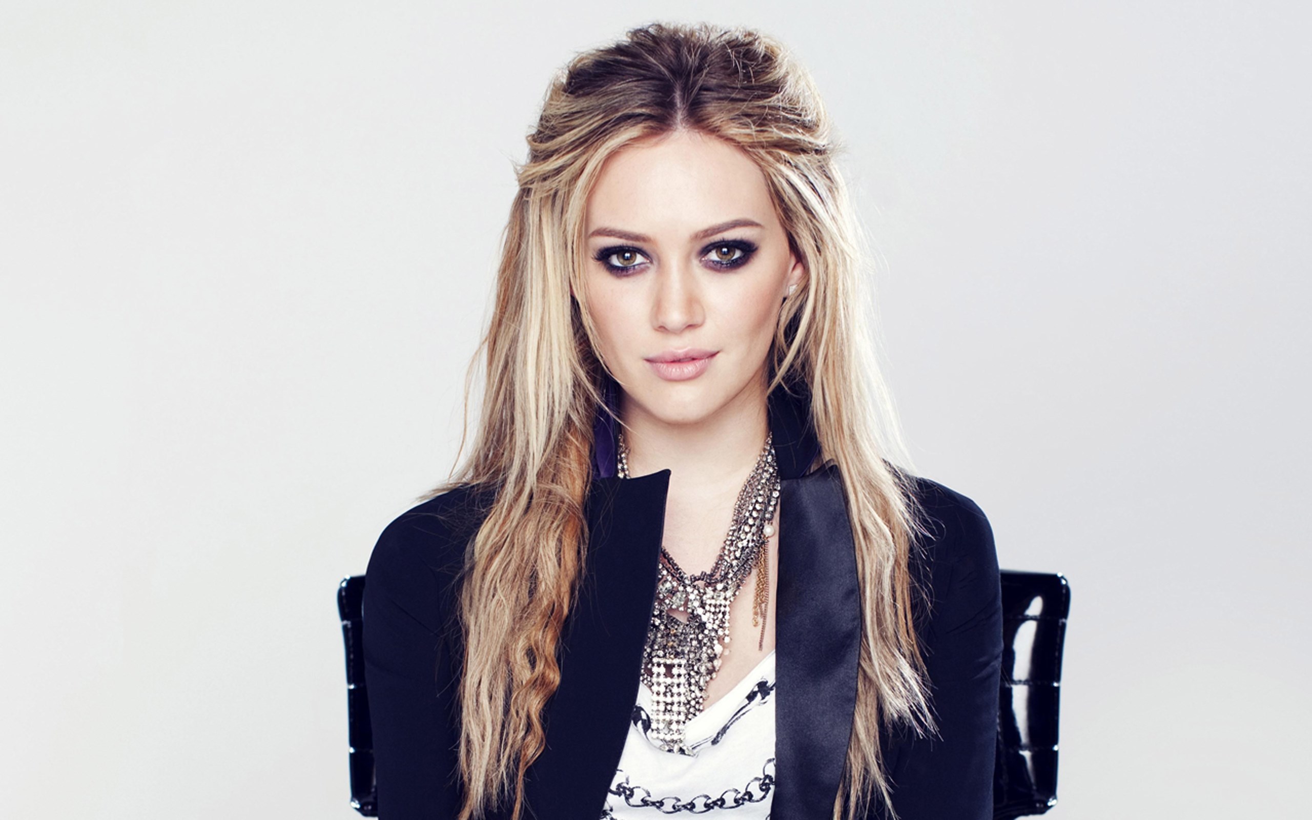 Hilary Duff wearing a black blazer and necklace HD Wallpaper