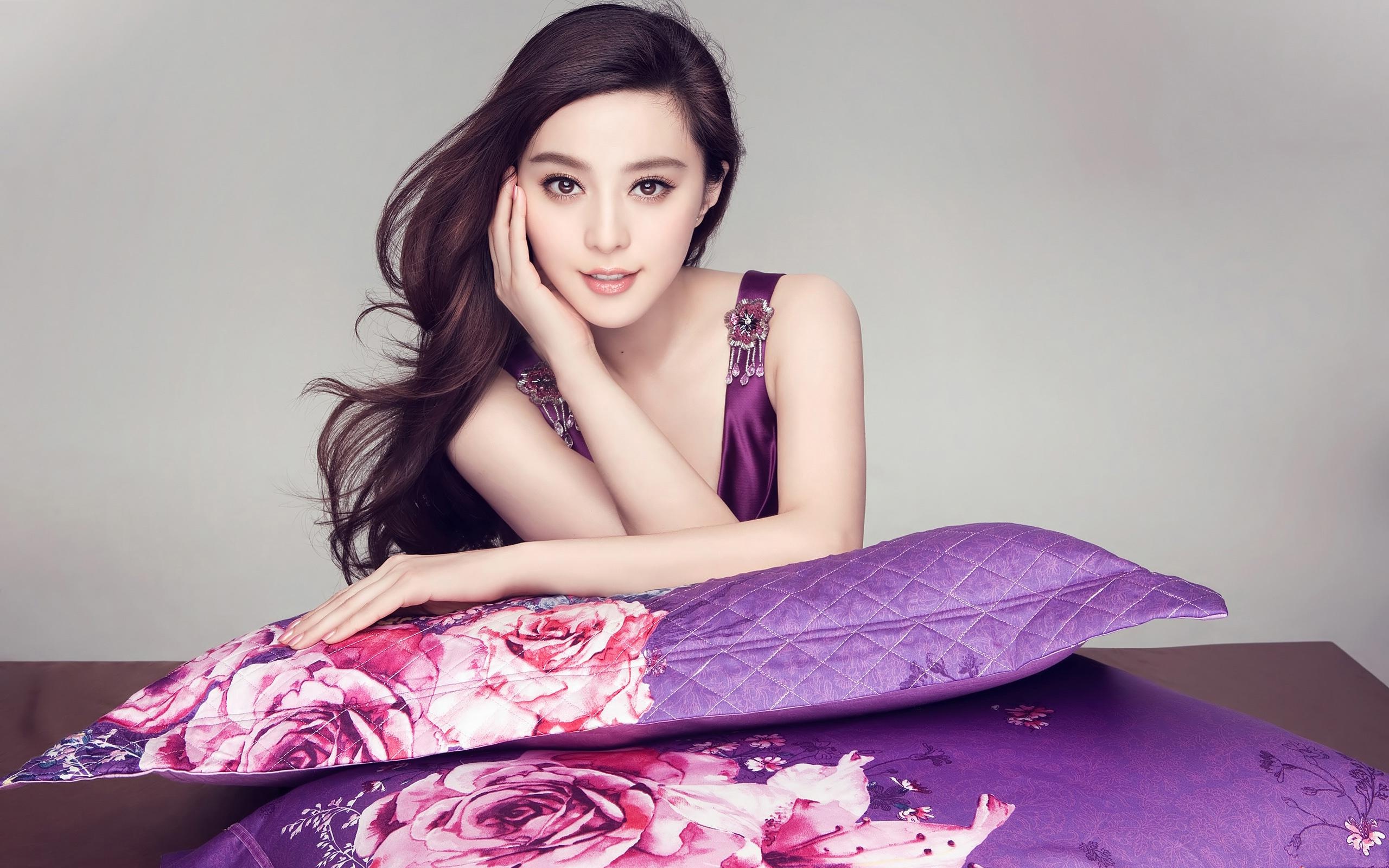 Fan Bingbing on purple pillows HD Wallpaper