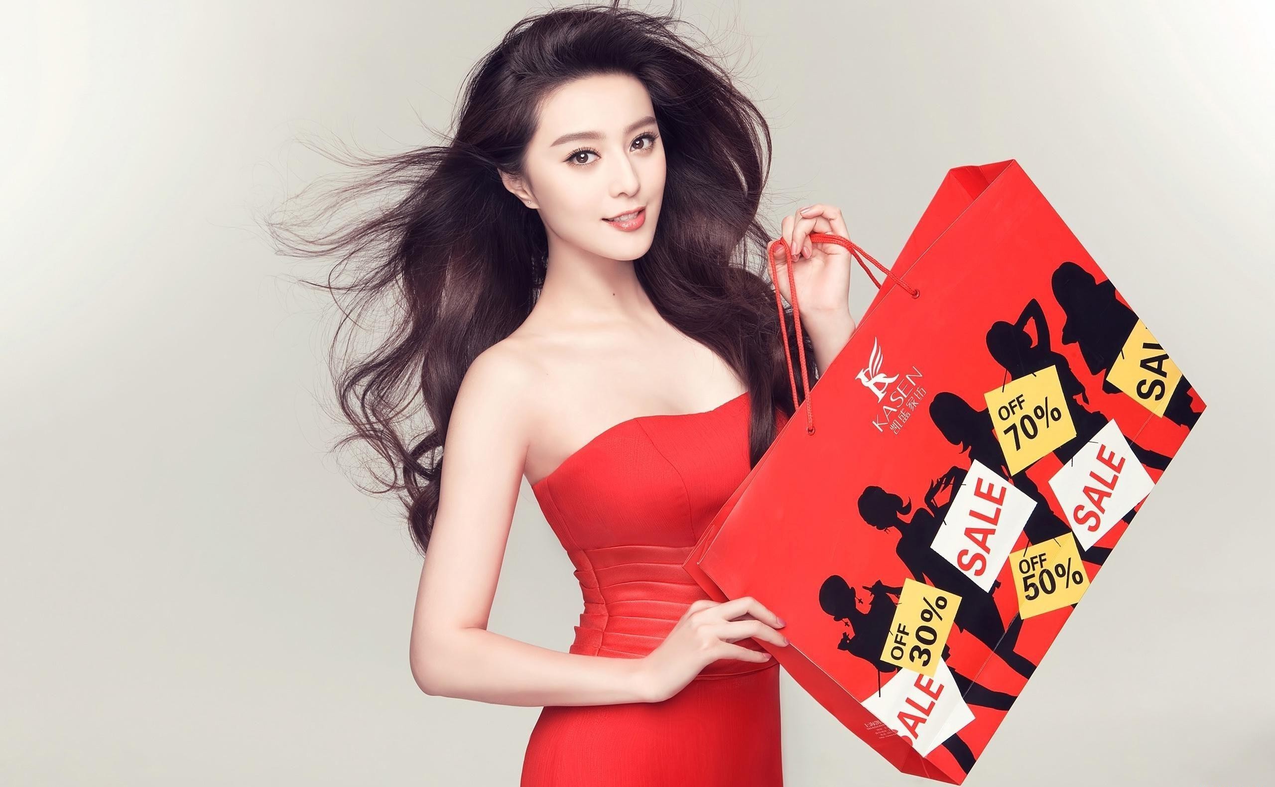 Fan Bingbing holding a red shopping bag with sale tags HD Wallpaper