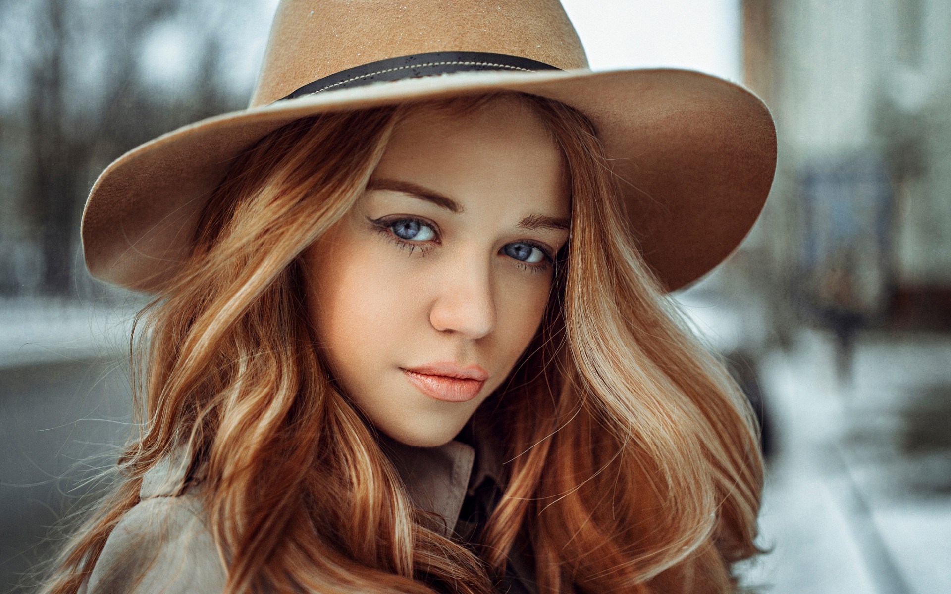 Woman wearing a hat and coat HD Wallpaper