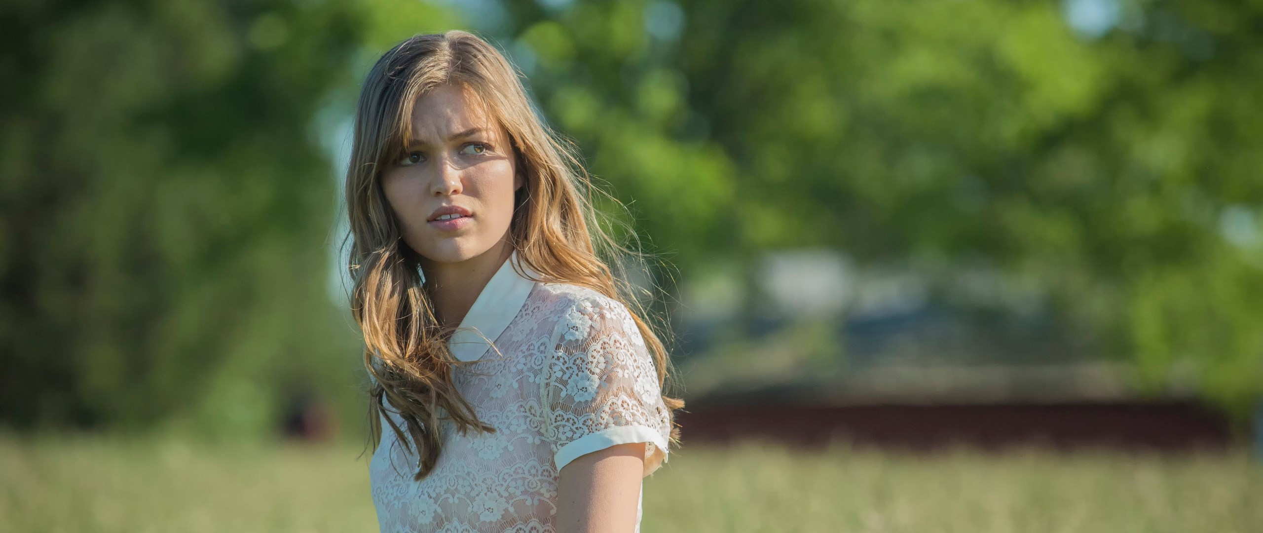 Woman in white lace dress in a field HD Wallpaper