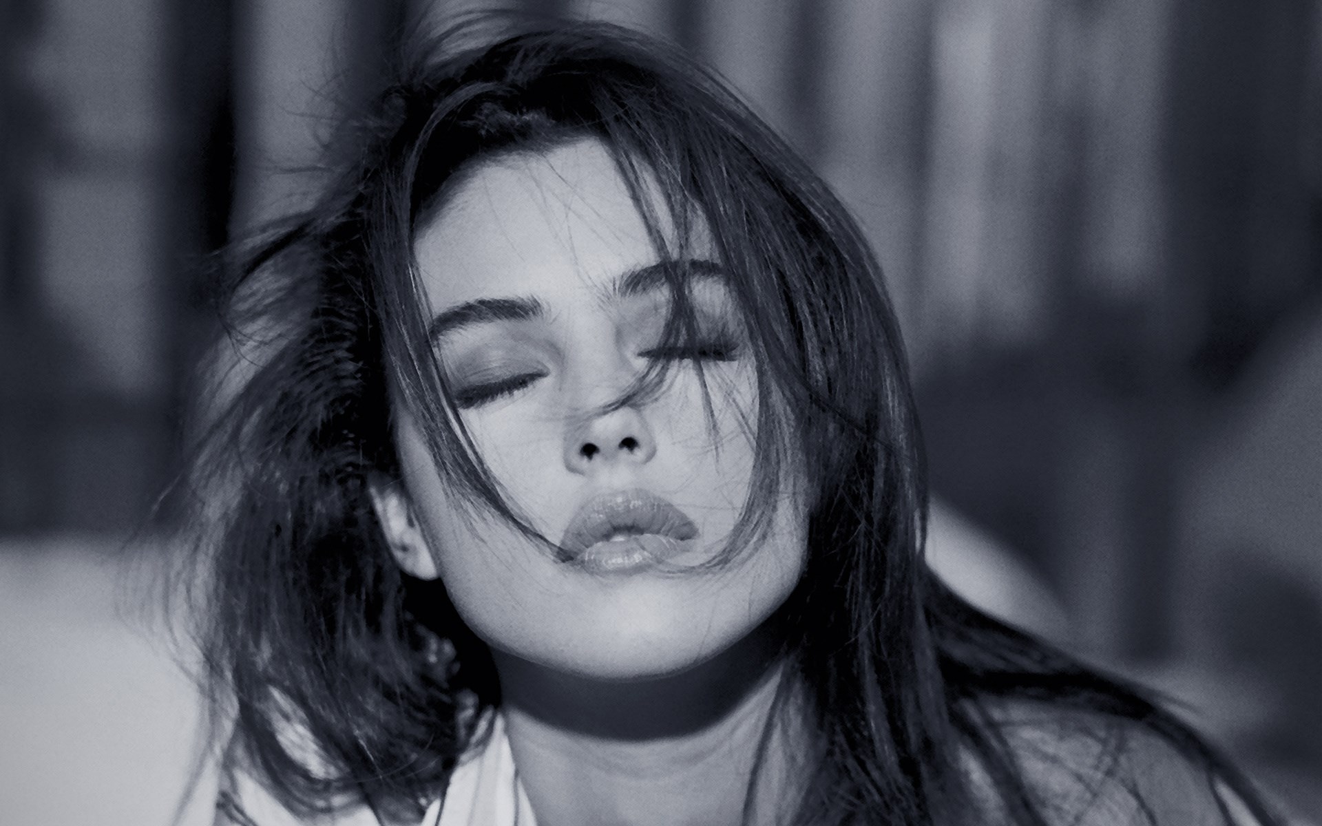 Black and white portrait of a woman HD Wallpaper