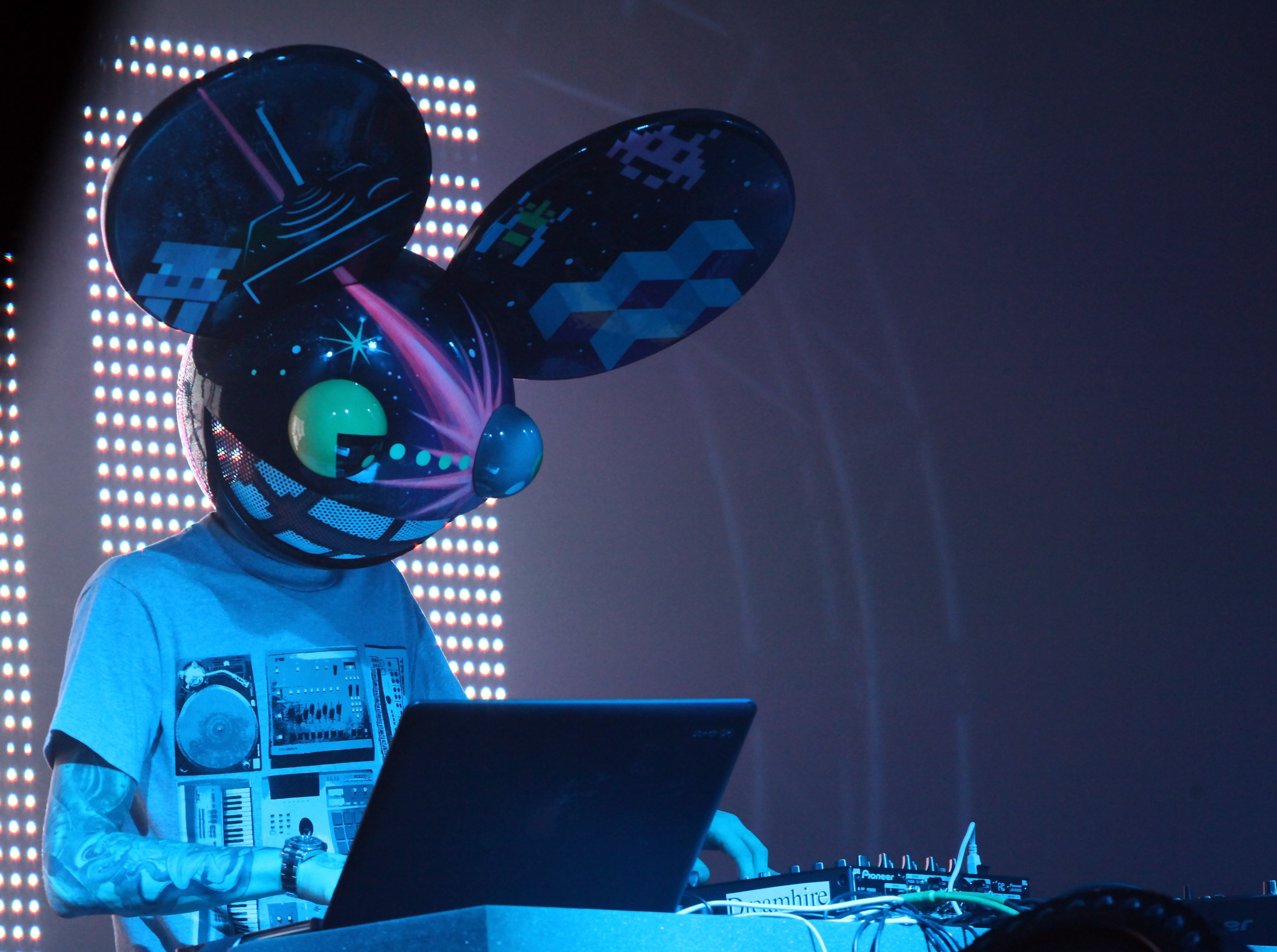 Deadmau5 performing live with laptop and DJ equipment HD Wallpaper