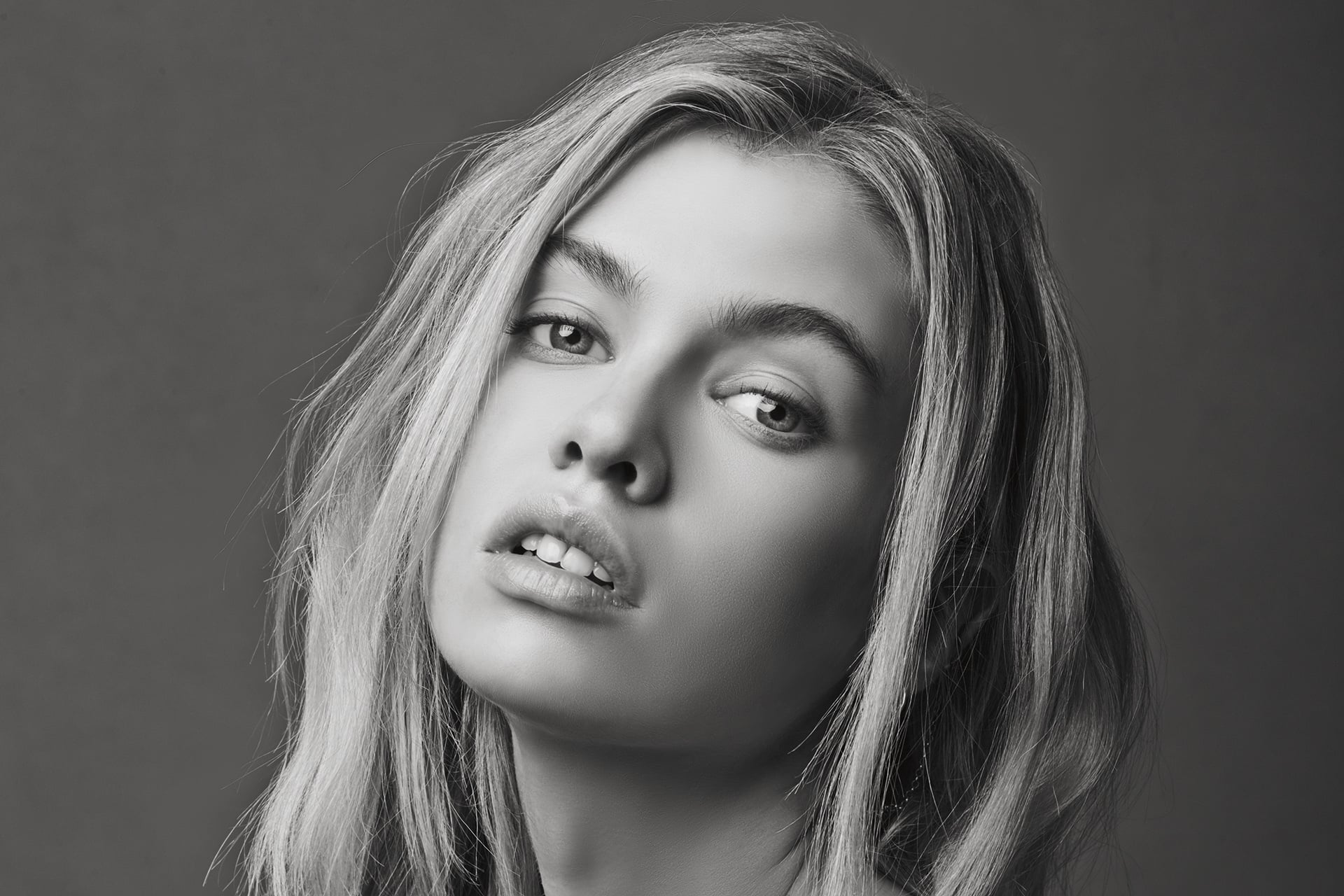 Stella Maxwell portrait HD Wallpaper