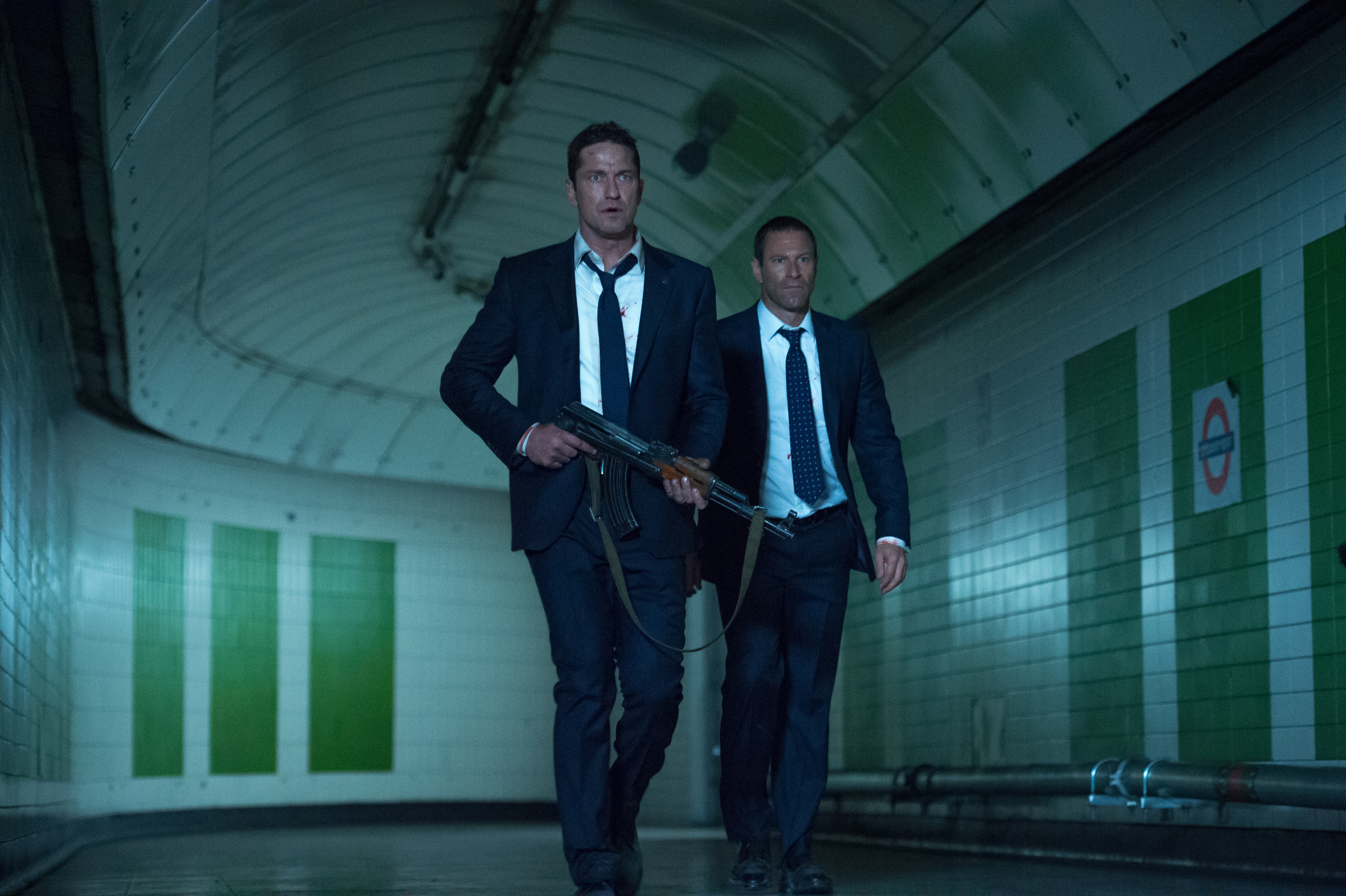 Aaron Eckhart in a subway tunnel HD Wallpaper