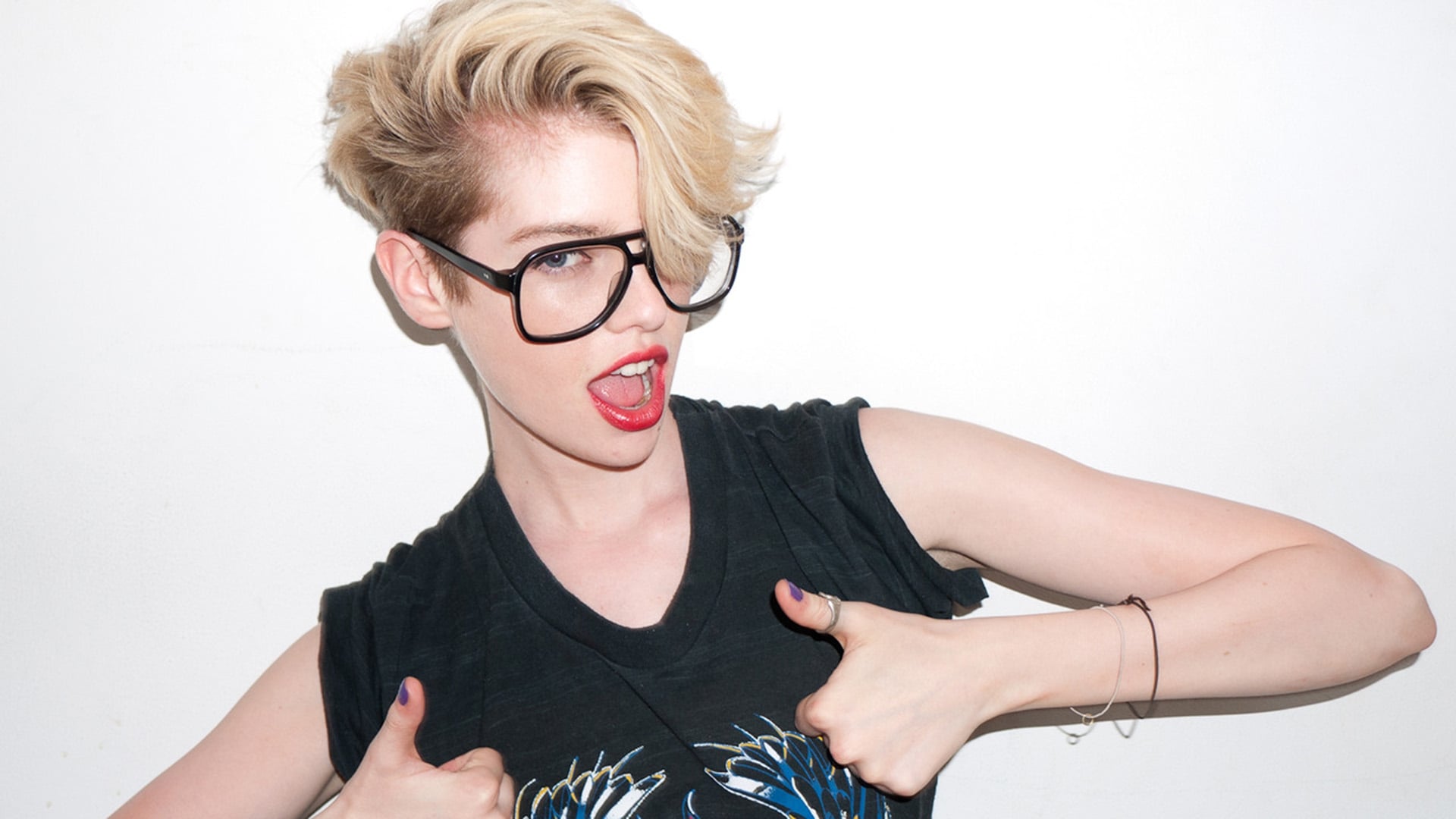 Stella Maxwell with blonde hair and glasses HD Wallpaper