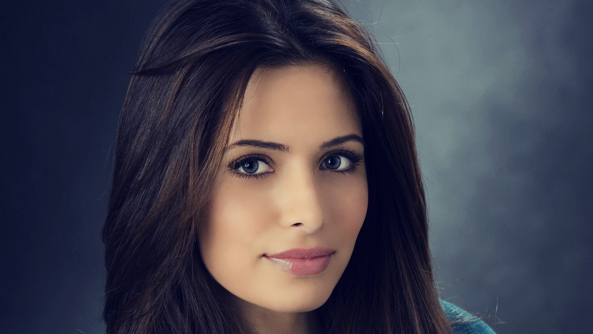 Close-up portrait of a woman with dark hair HD Wallpaper
