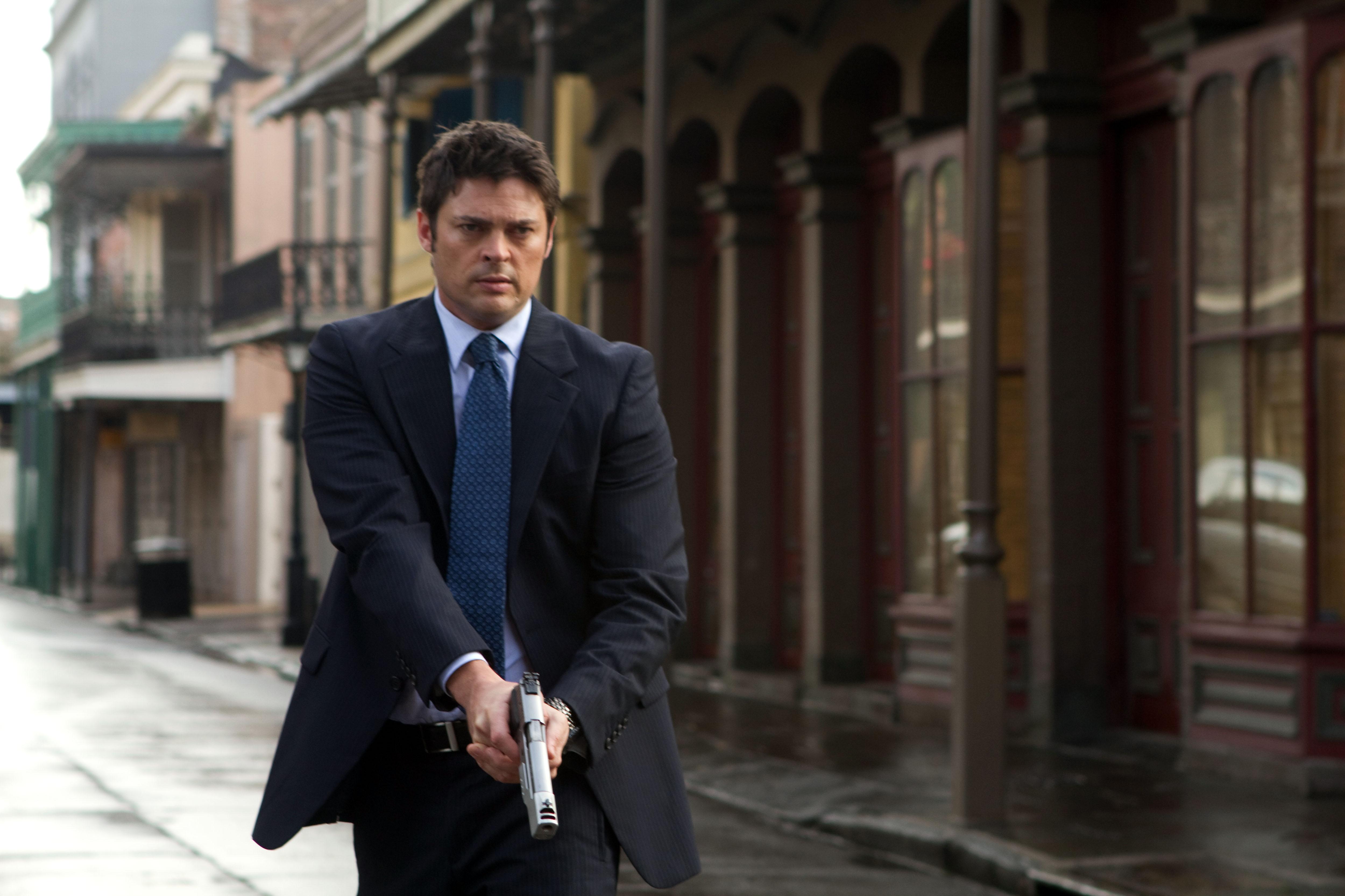 Karl Urban holding a gun in New Orleans HD Wallpaper
