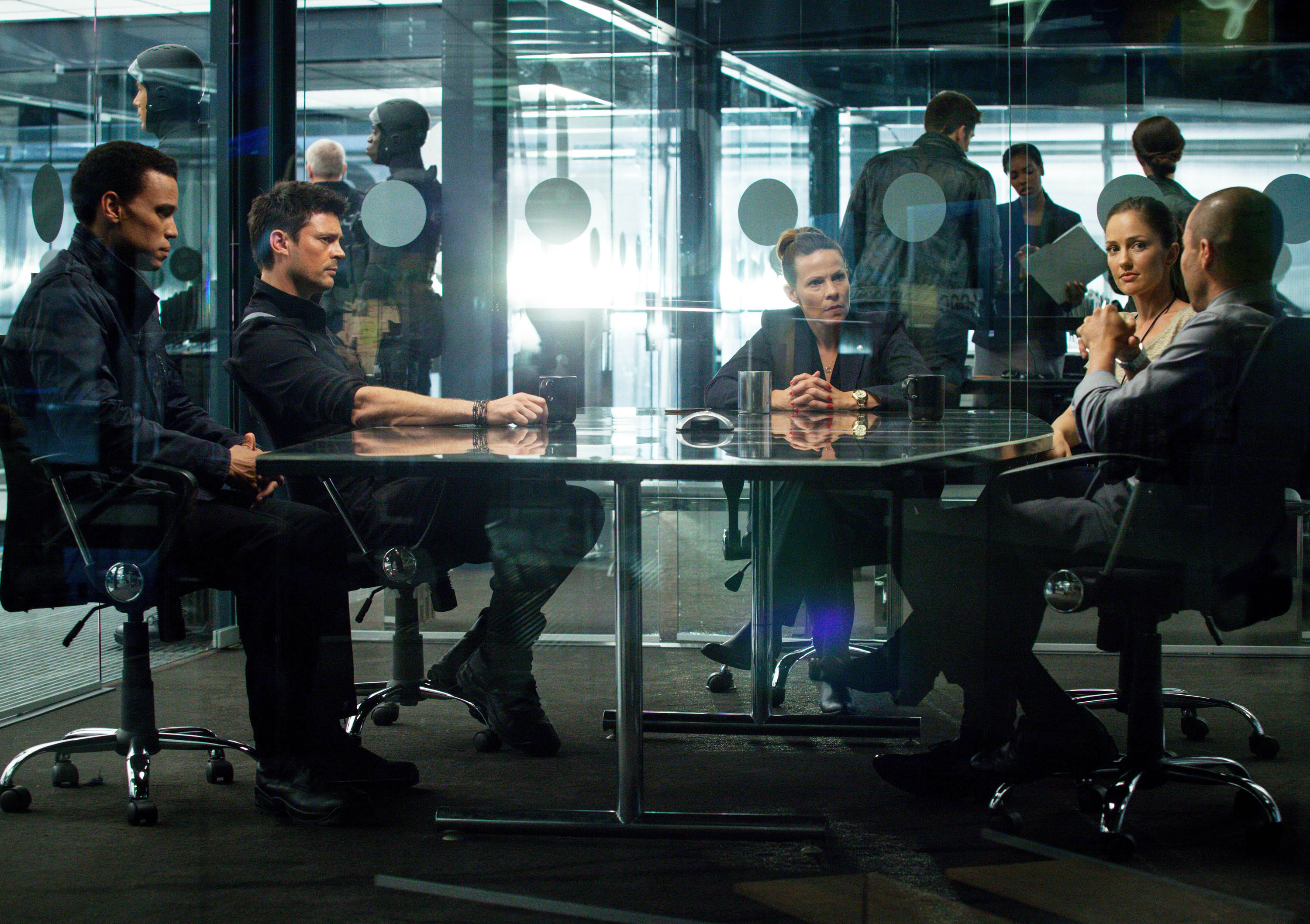 Karl Urban and others in a meeting room HD Wallpaper