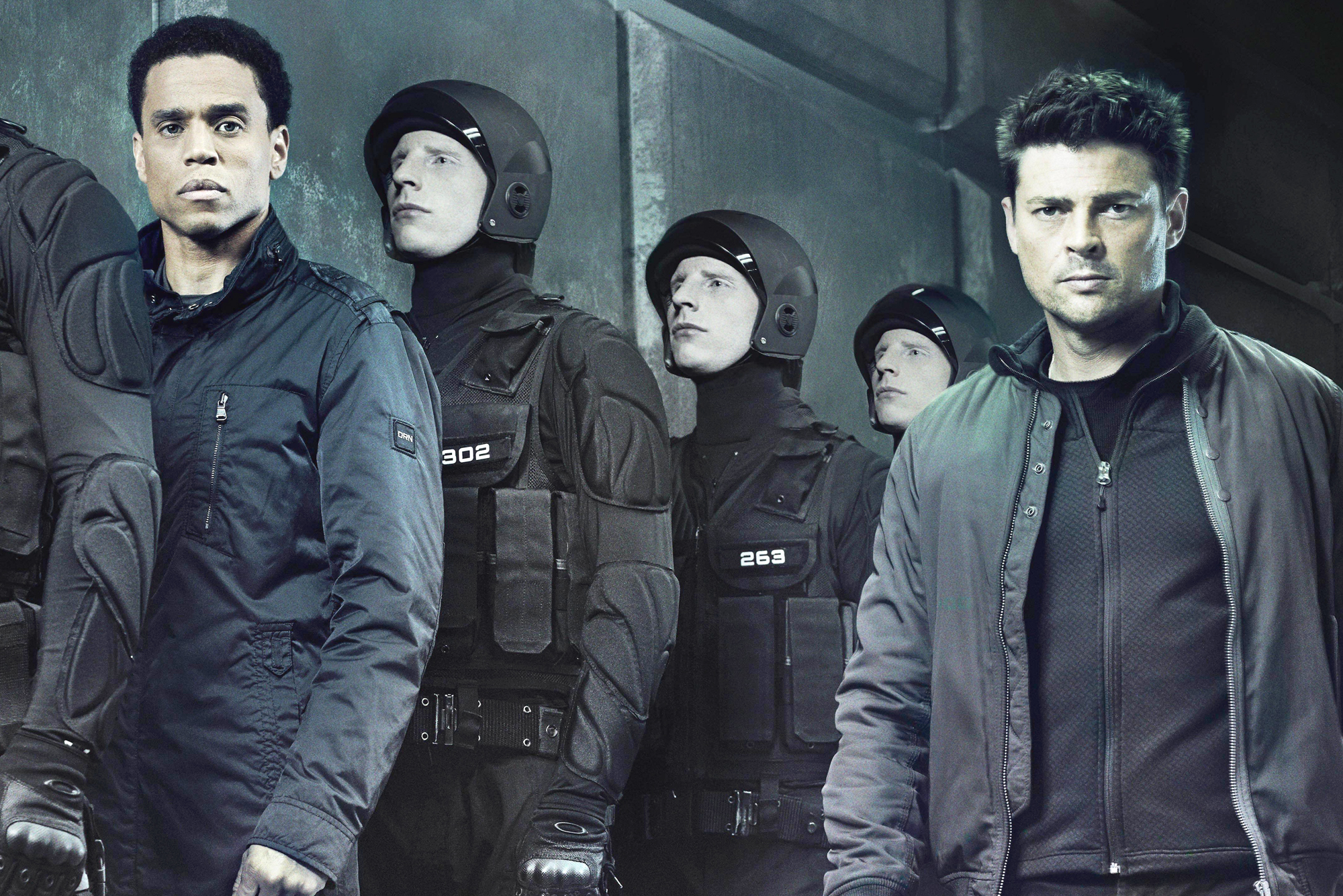Karl Urban and soldiers HD Wallpaper