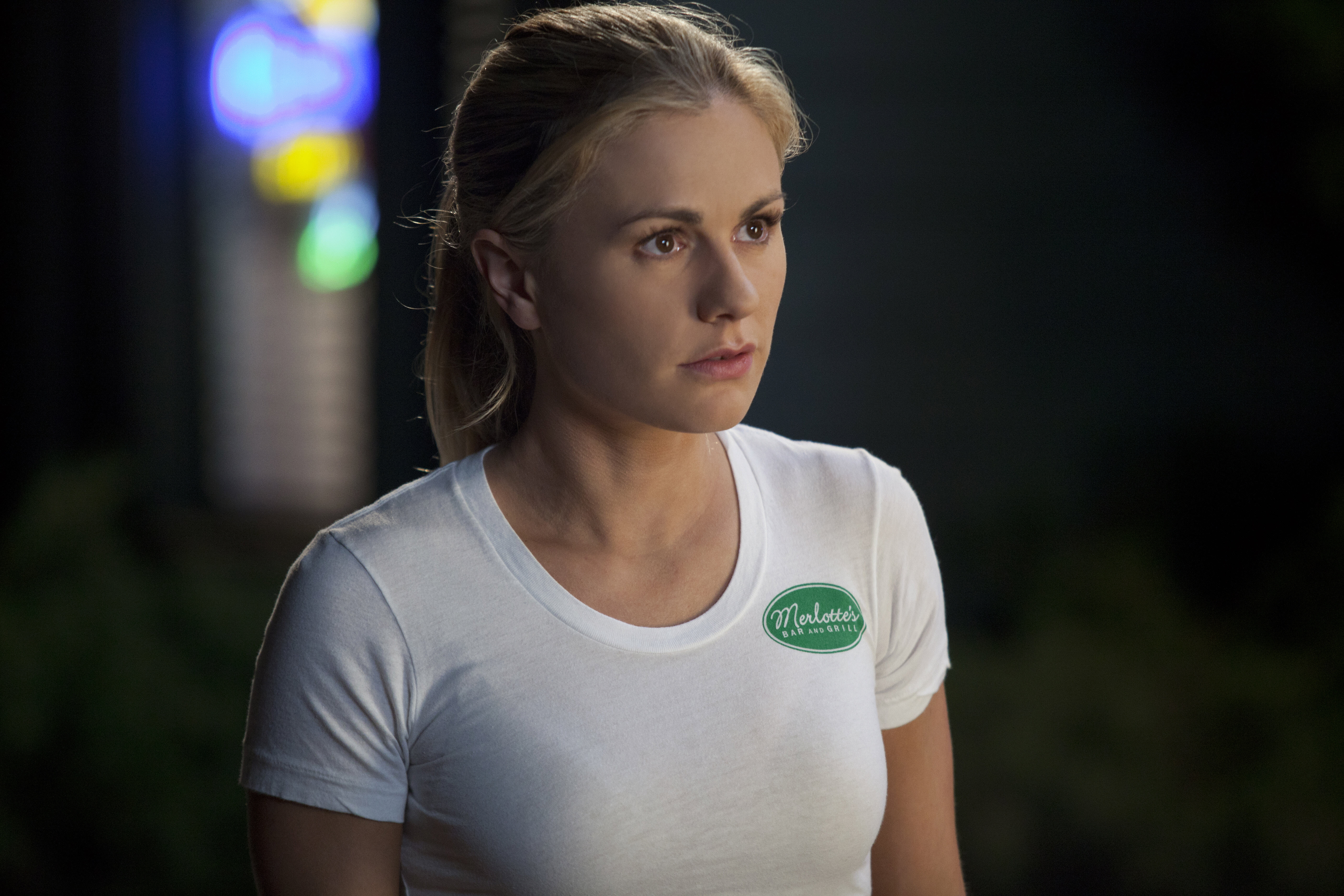 Anna Paquin wearing Merlotte's Bar and Grill t-shirt HD Wallpaper