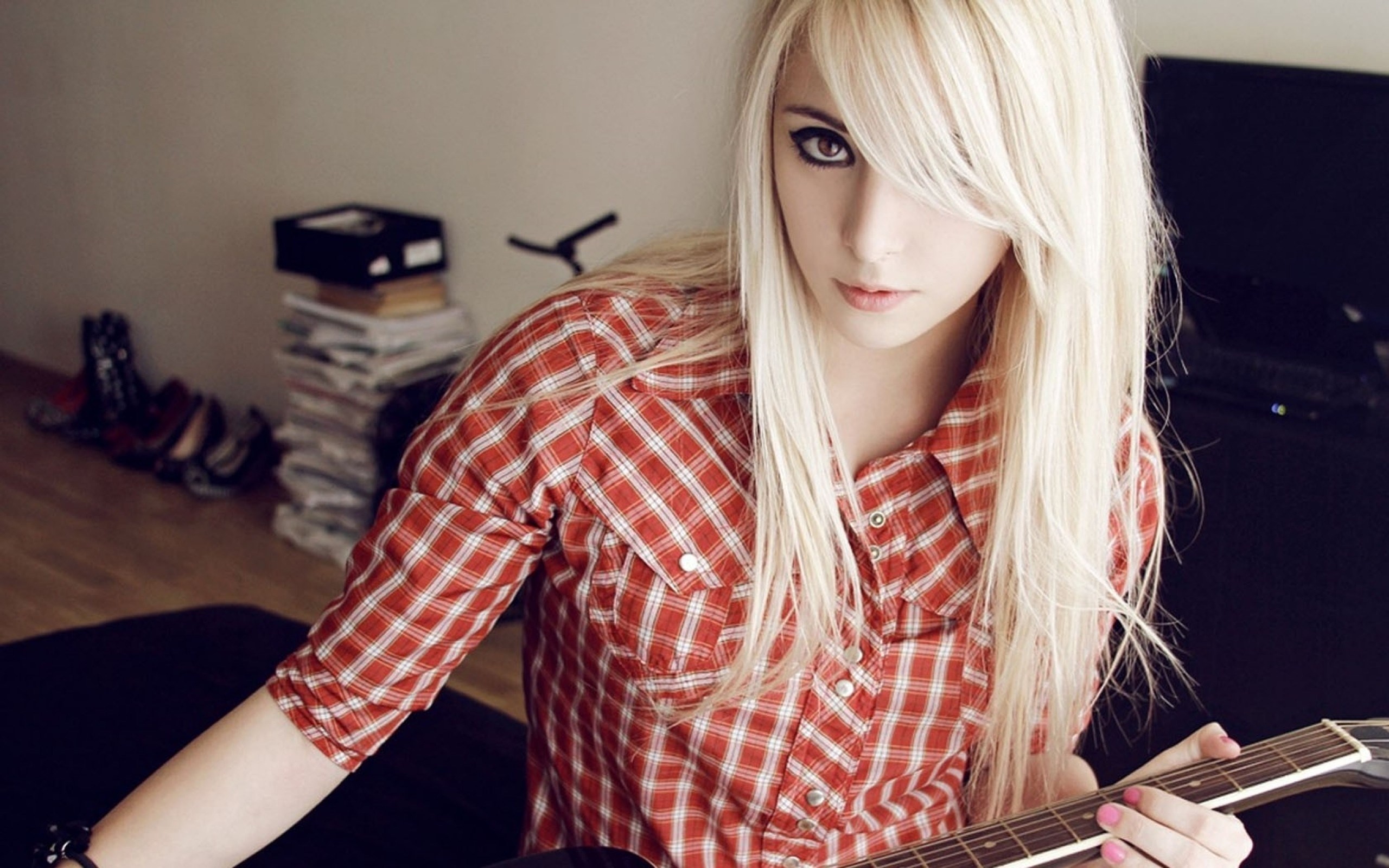 Woman with blonde hair playing guitar HD Wallpaper