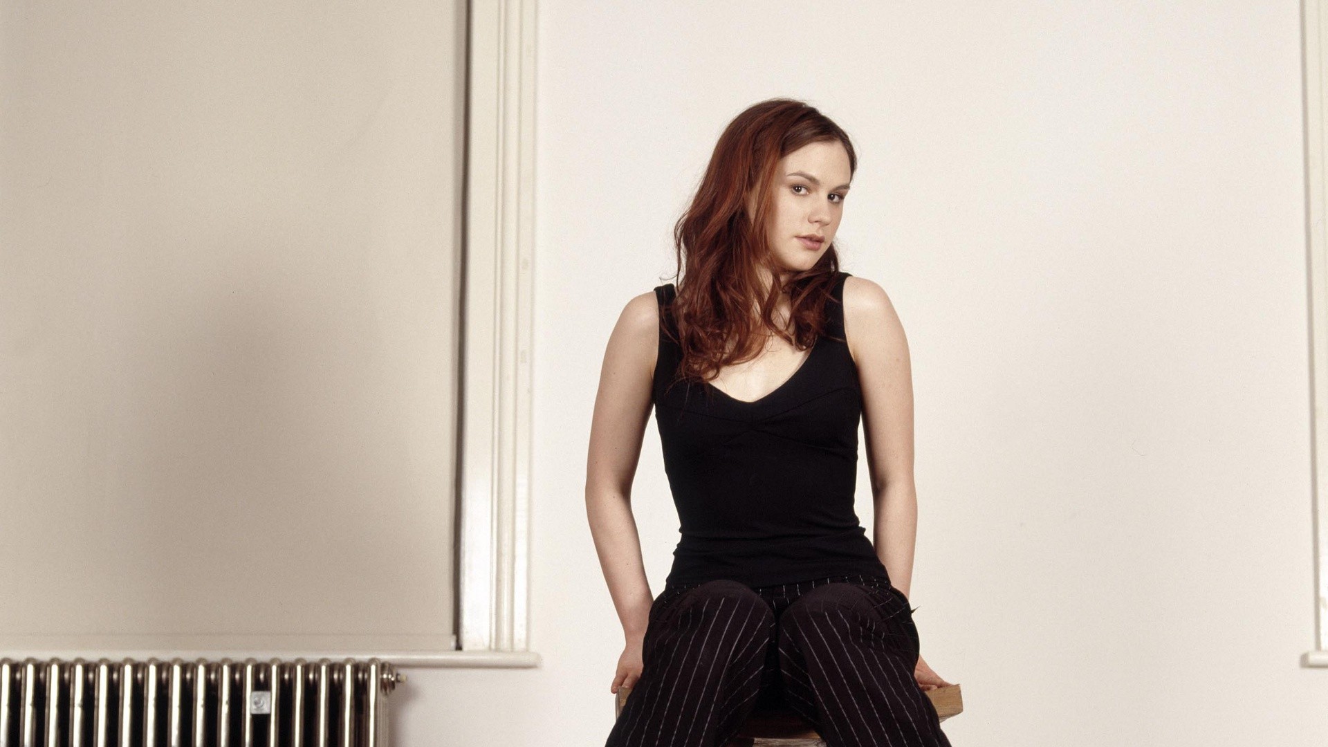 Anna Paquin sitting on a stool HD Wallpaper