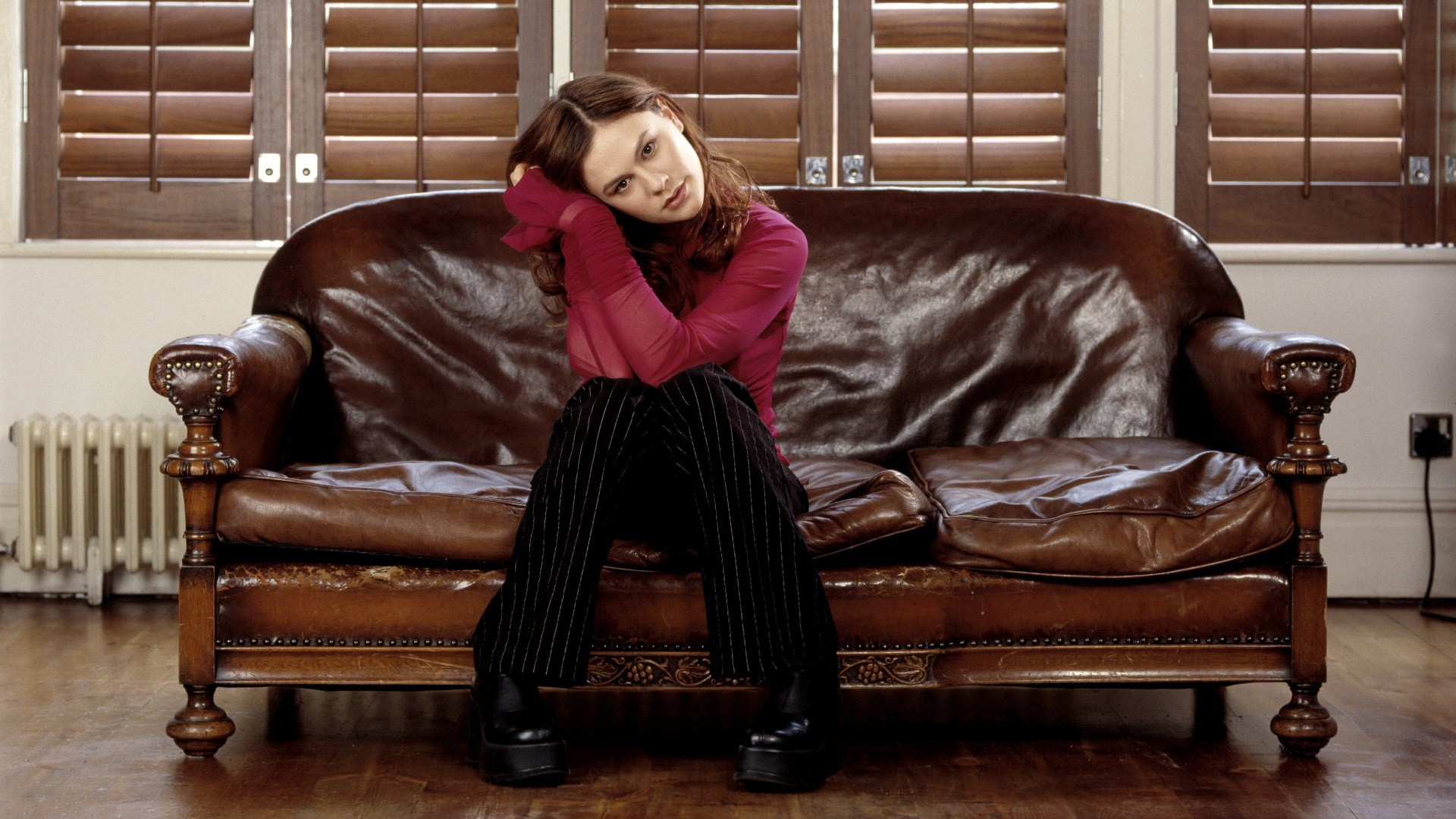 Anna Paquin sitting on a leather couch HD Wallpaper