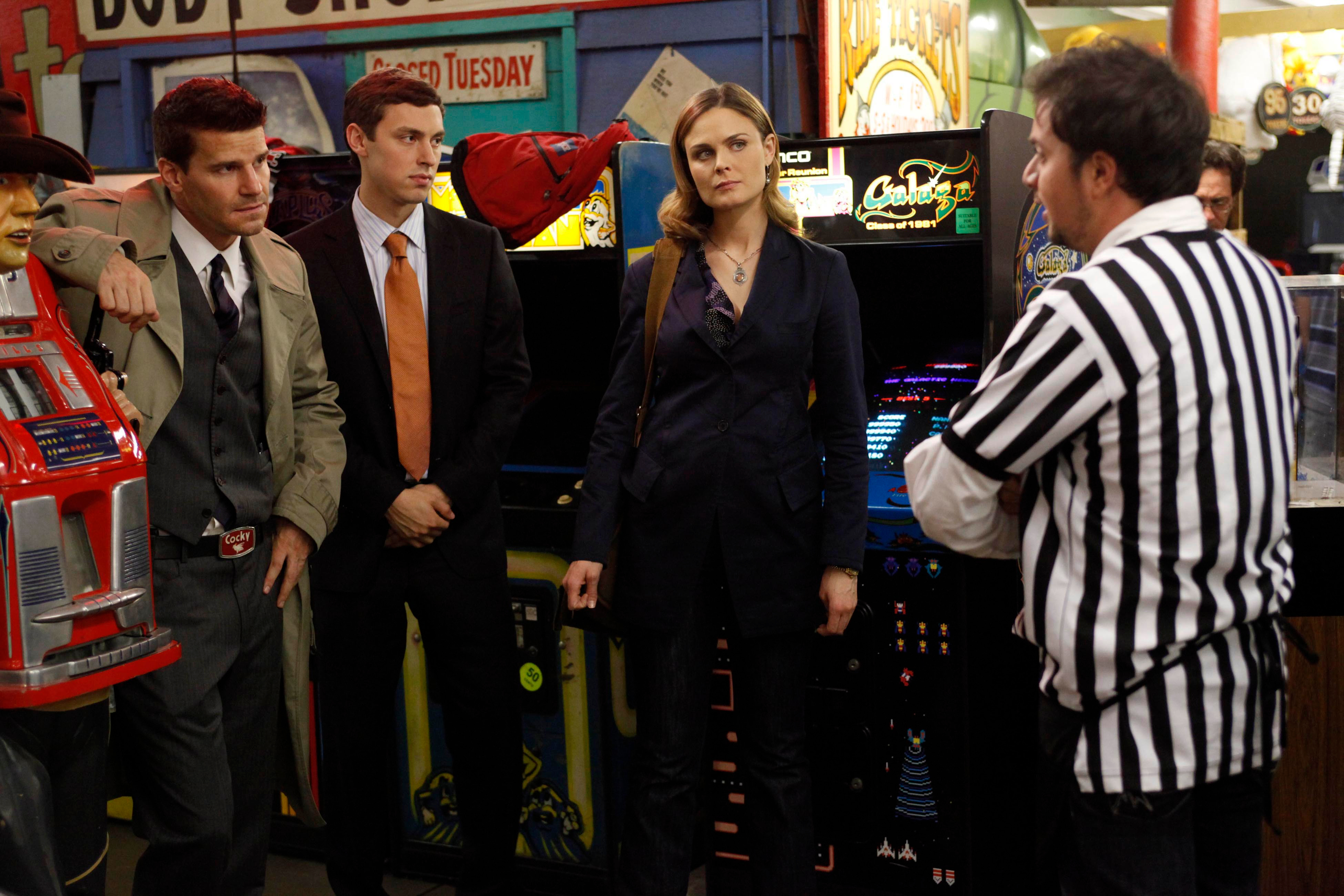 John Francis Daley and colleagues in an arcade HD Wallpaper
