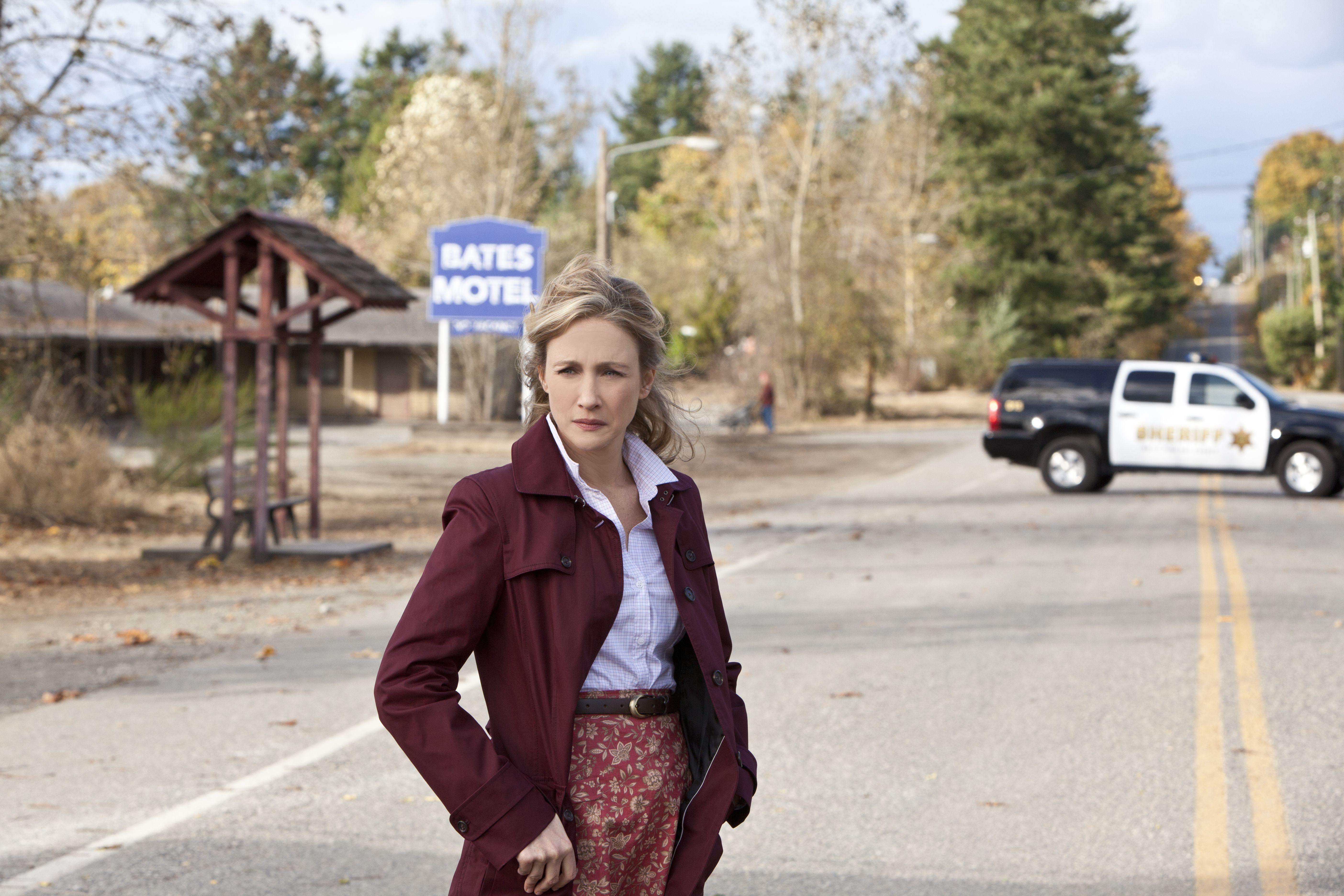 Vera Farmiga at Bates Motel HD Wallpaper