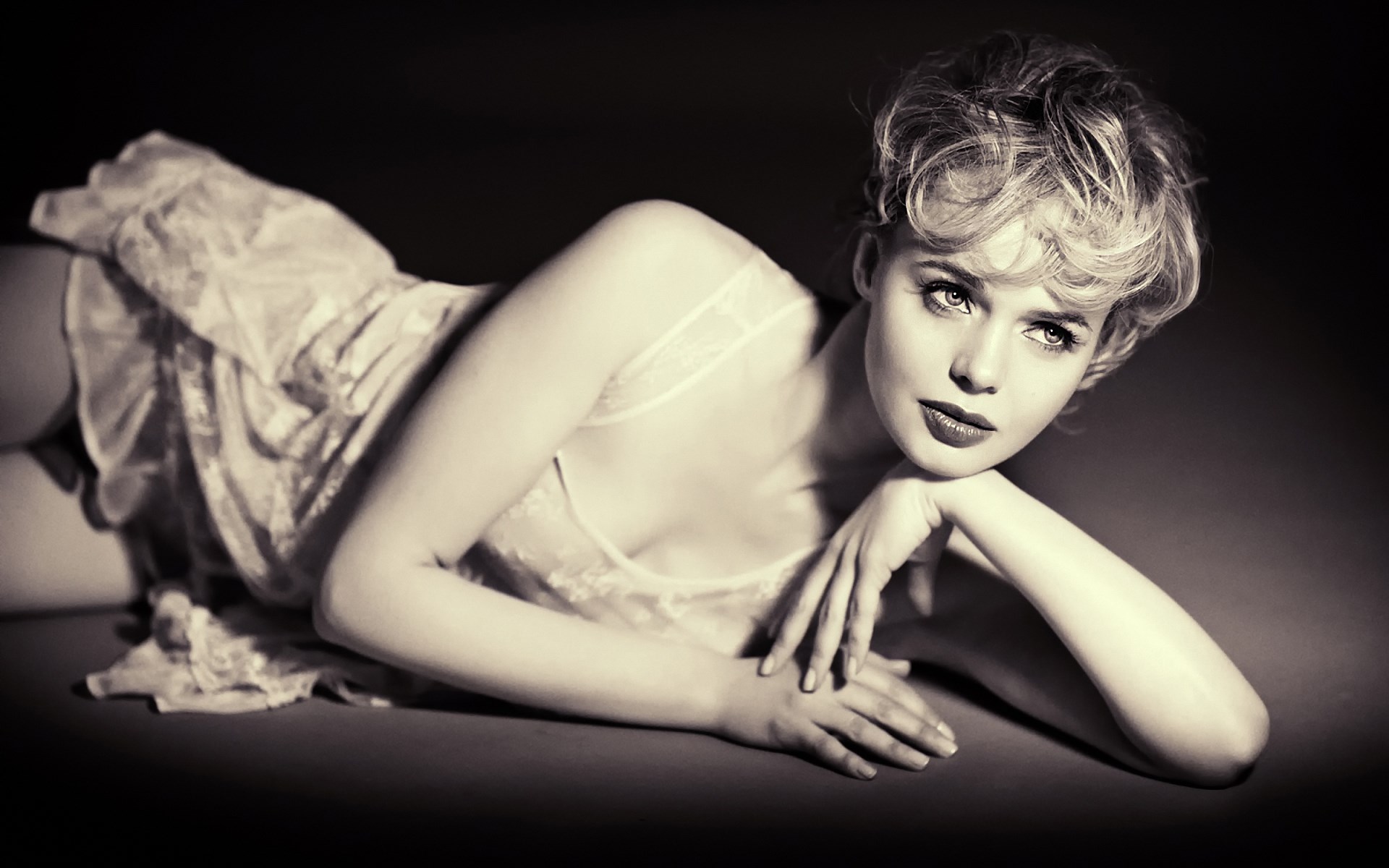 Woman in lingerie lying down HD Wallpaper