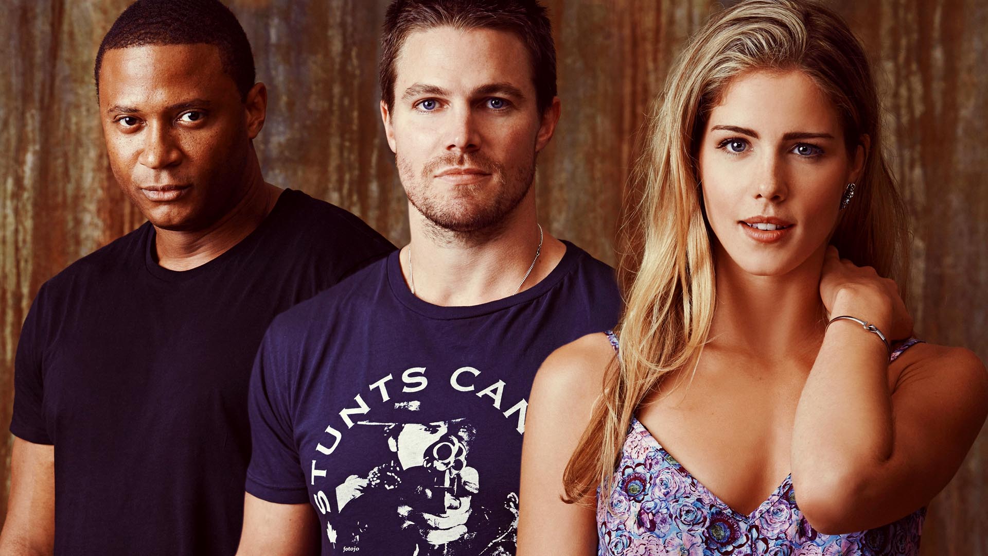 Emily Bett Rickards and male actors from Arrow HD Wallpaper