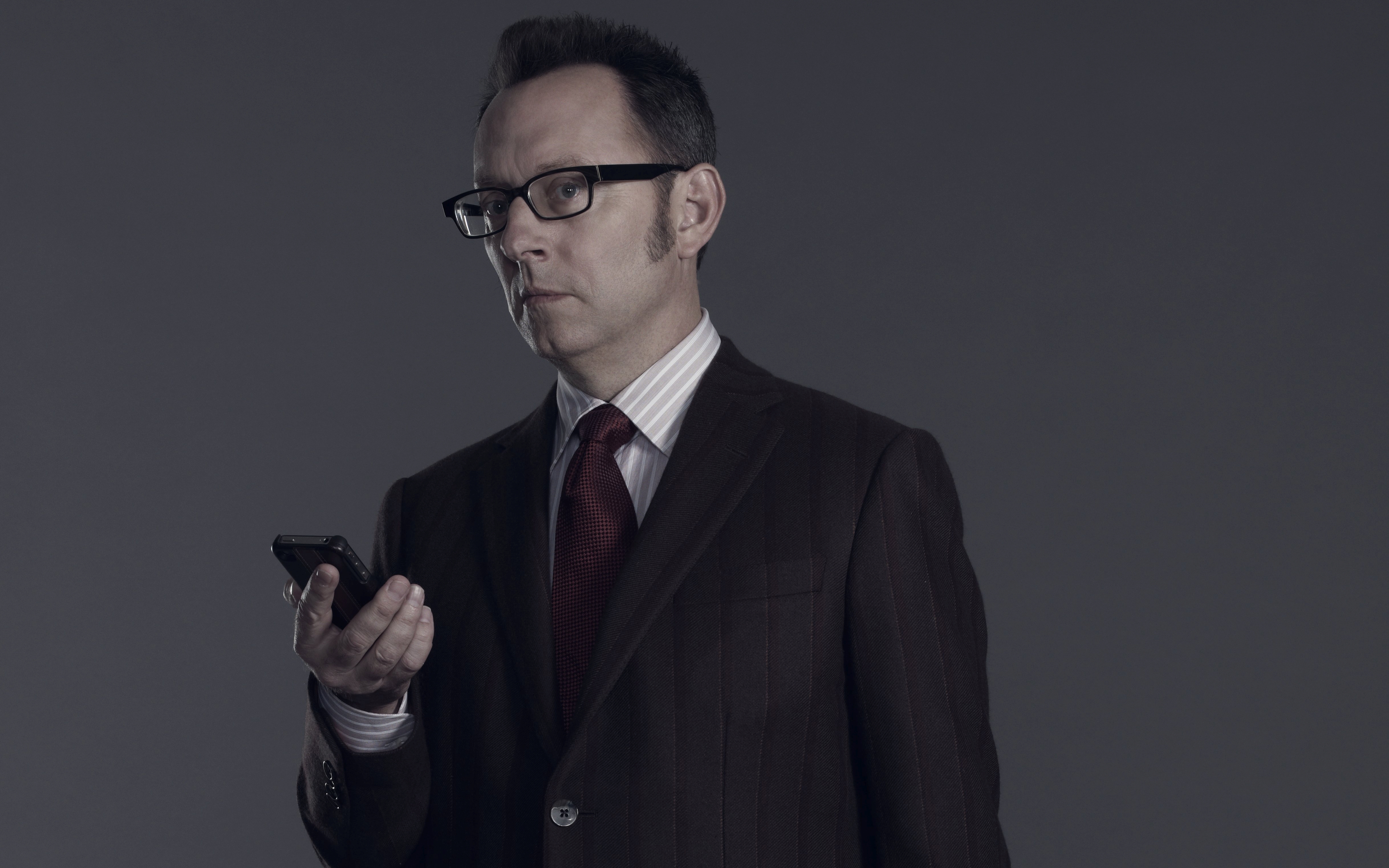 Michael Emerson holding a smartphone HD Wallpaper