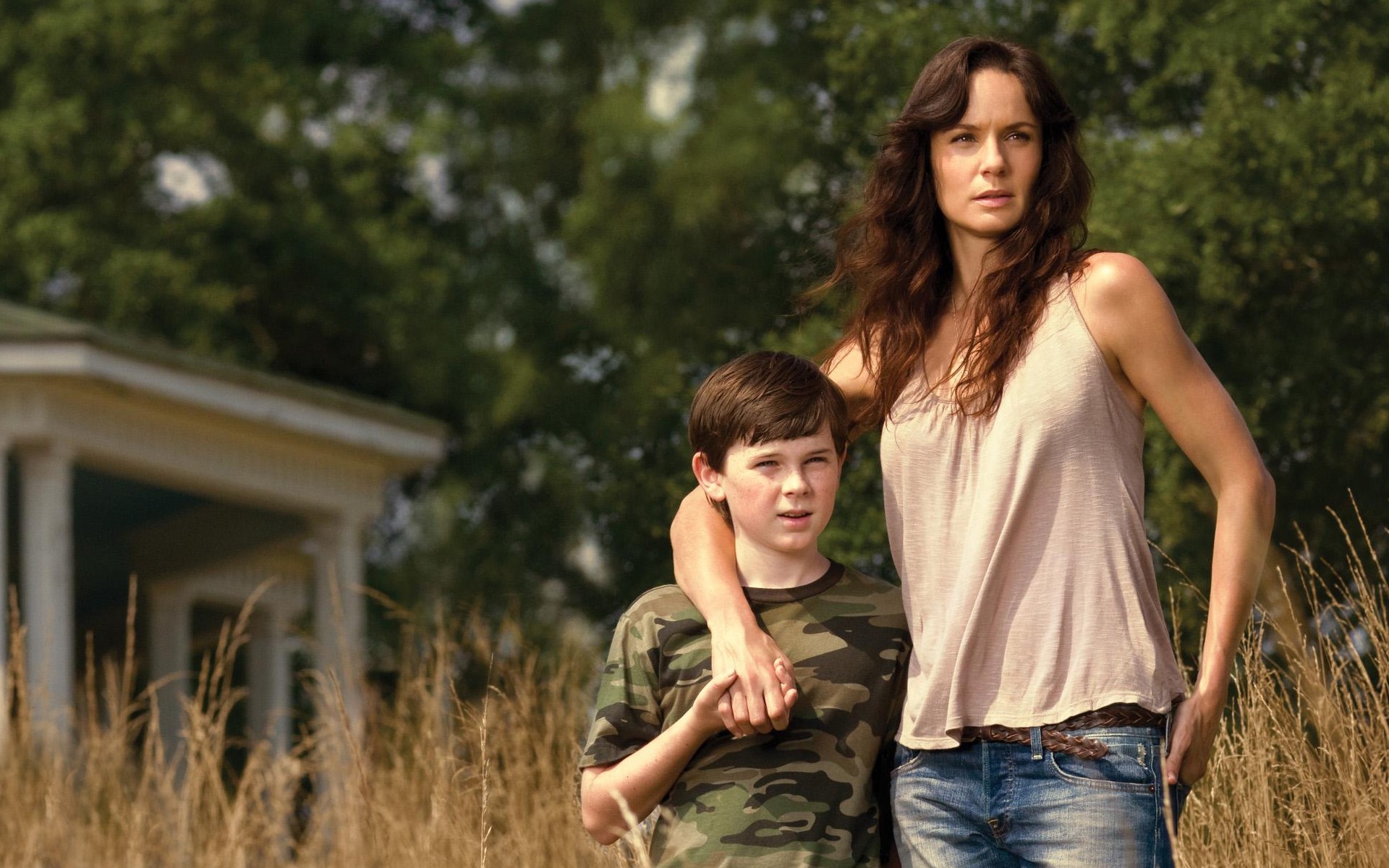 Sarah Wayne Callies and child in field HD Wallpaper