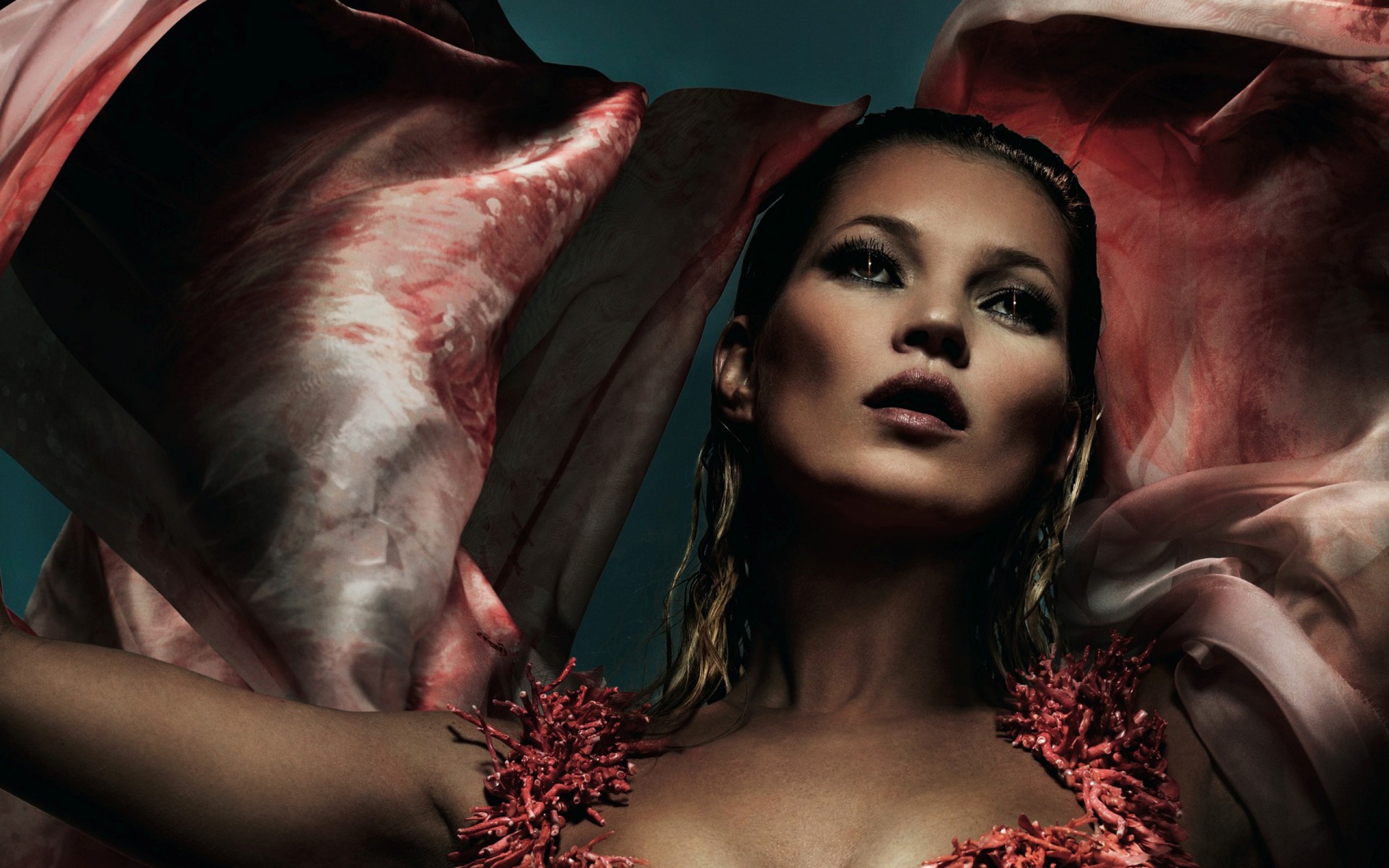 Kate Moss in dramatic lighting HD Wallpaper