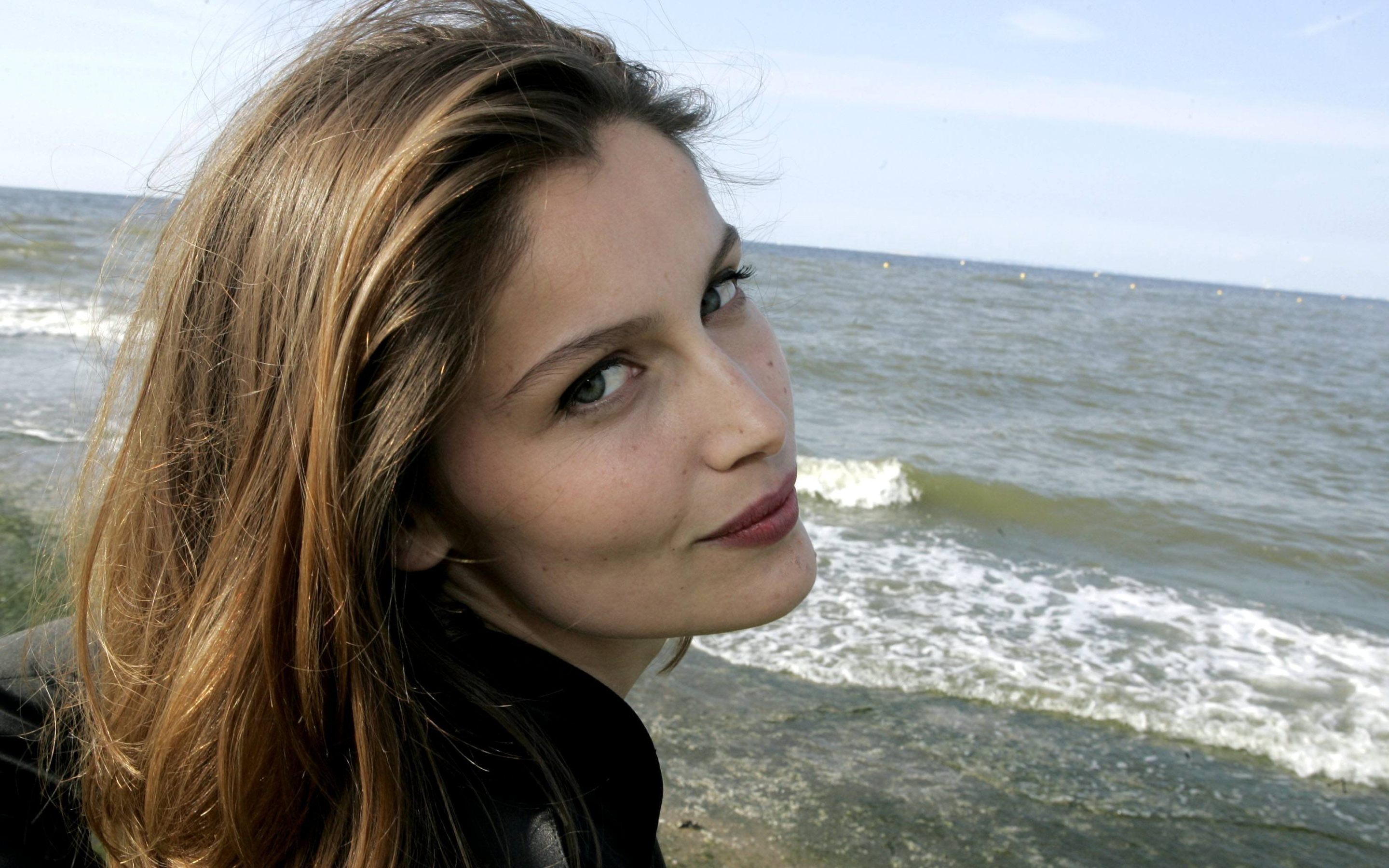 Laetitia Casta by the sea HD Wallpaper