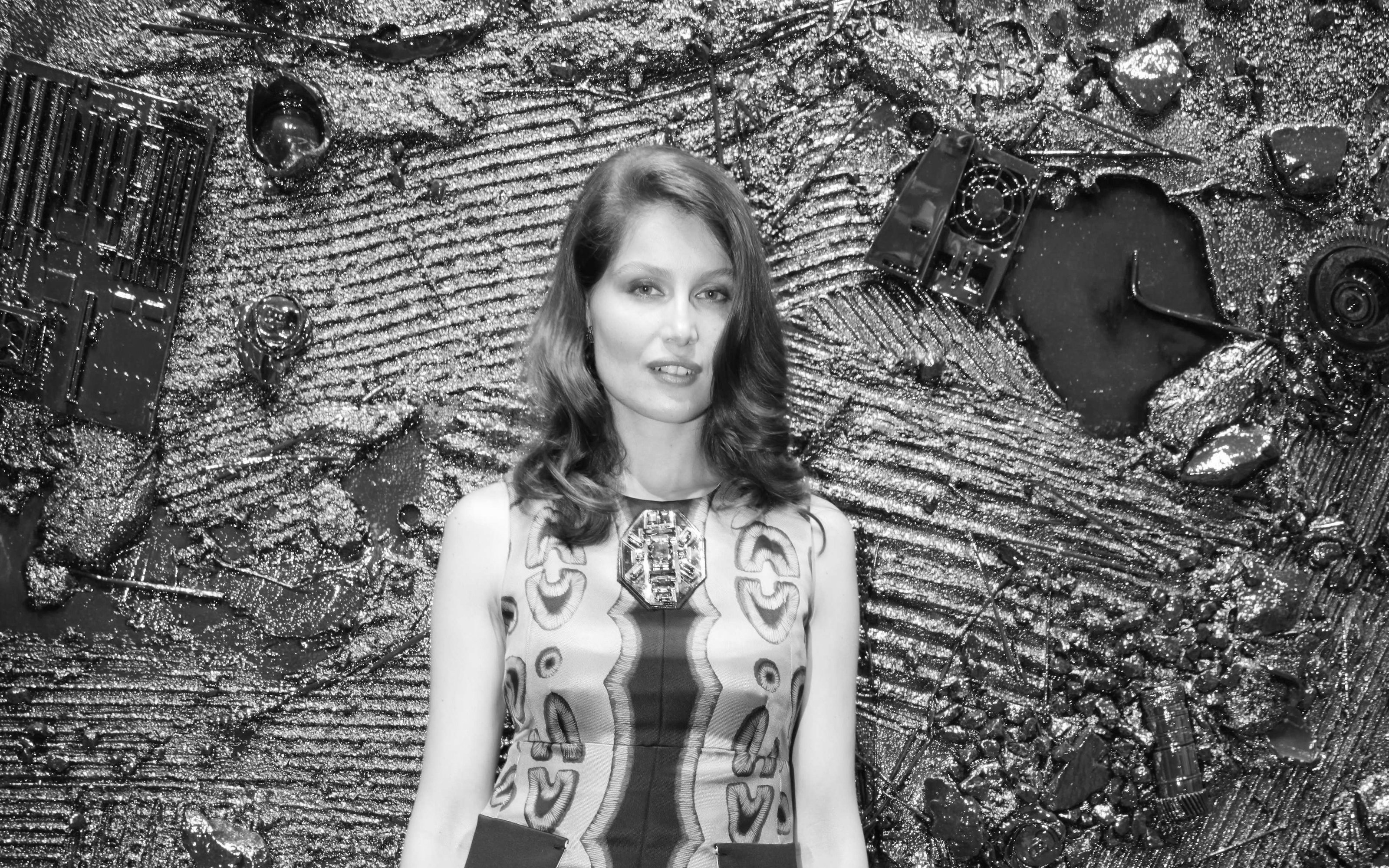 Laetitia Casta in front of abstract art HD Wallpaper