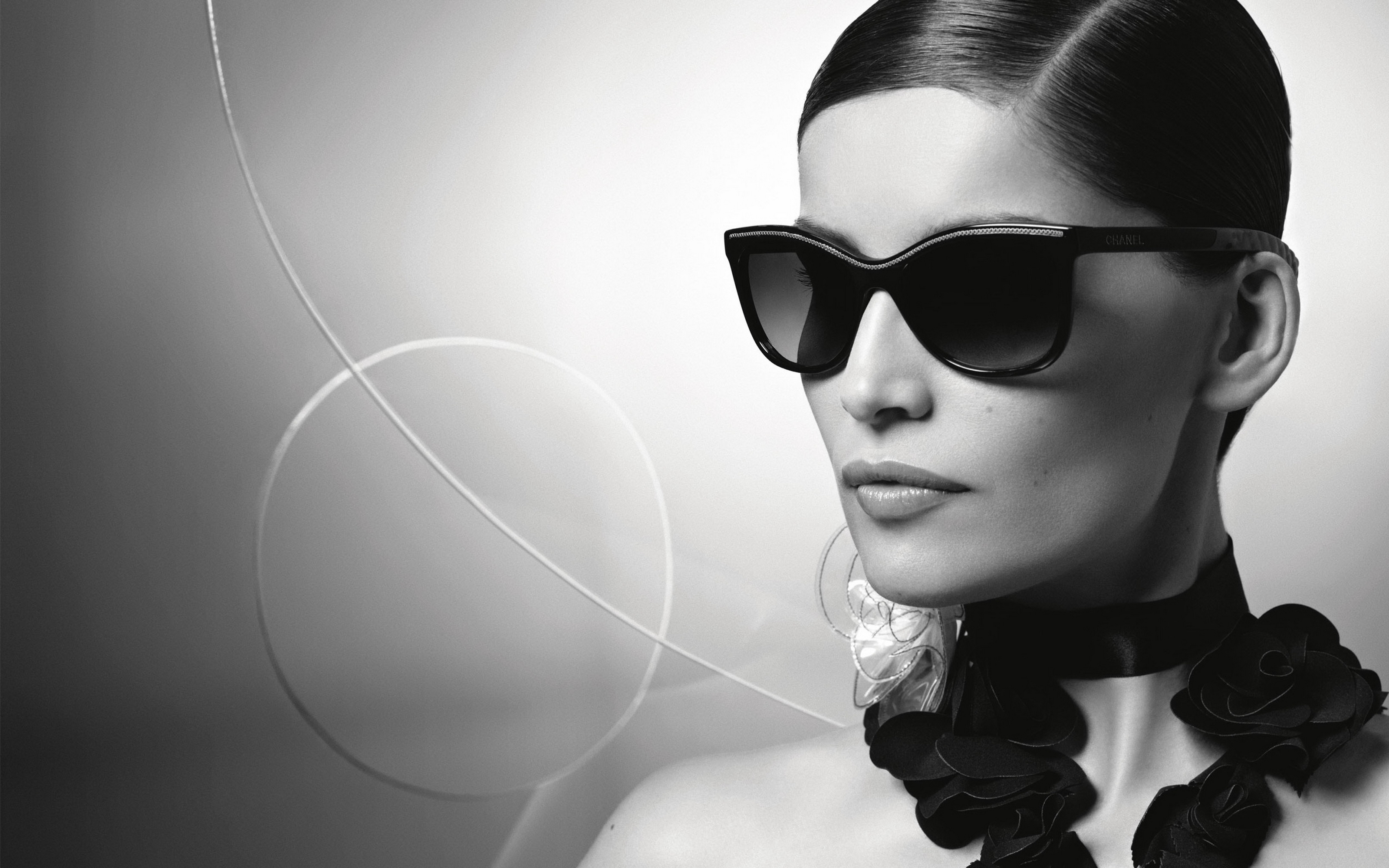 Laetitia Casta wearing sunglasses and necklace HD Wallpaper