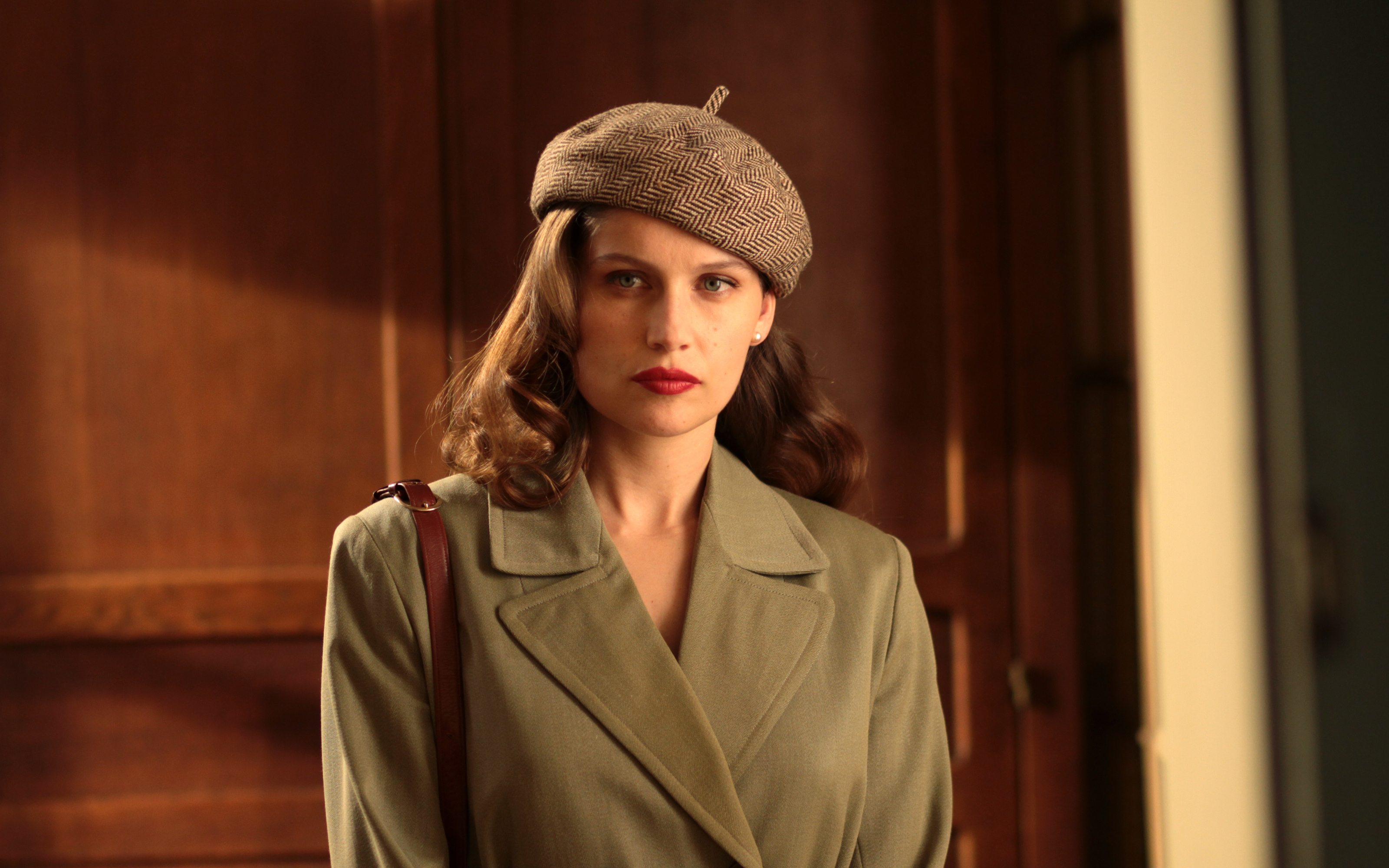 Laetitia Casta in a vintage coat and beret HD Wallpaper