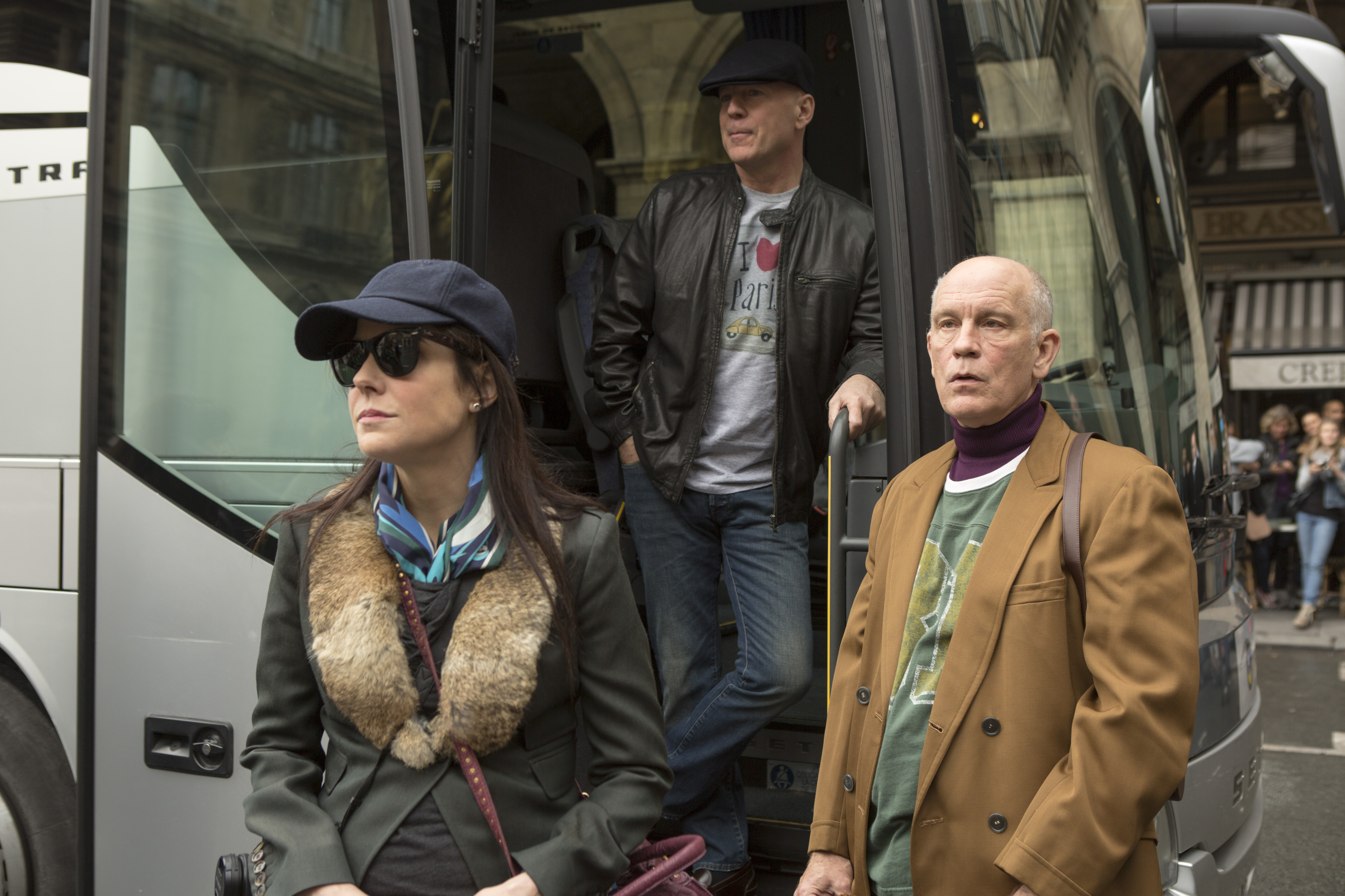 Mary-Louise Parker and two men by a bus HD Wallpaper