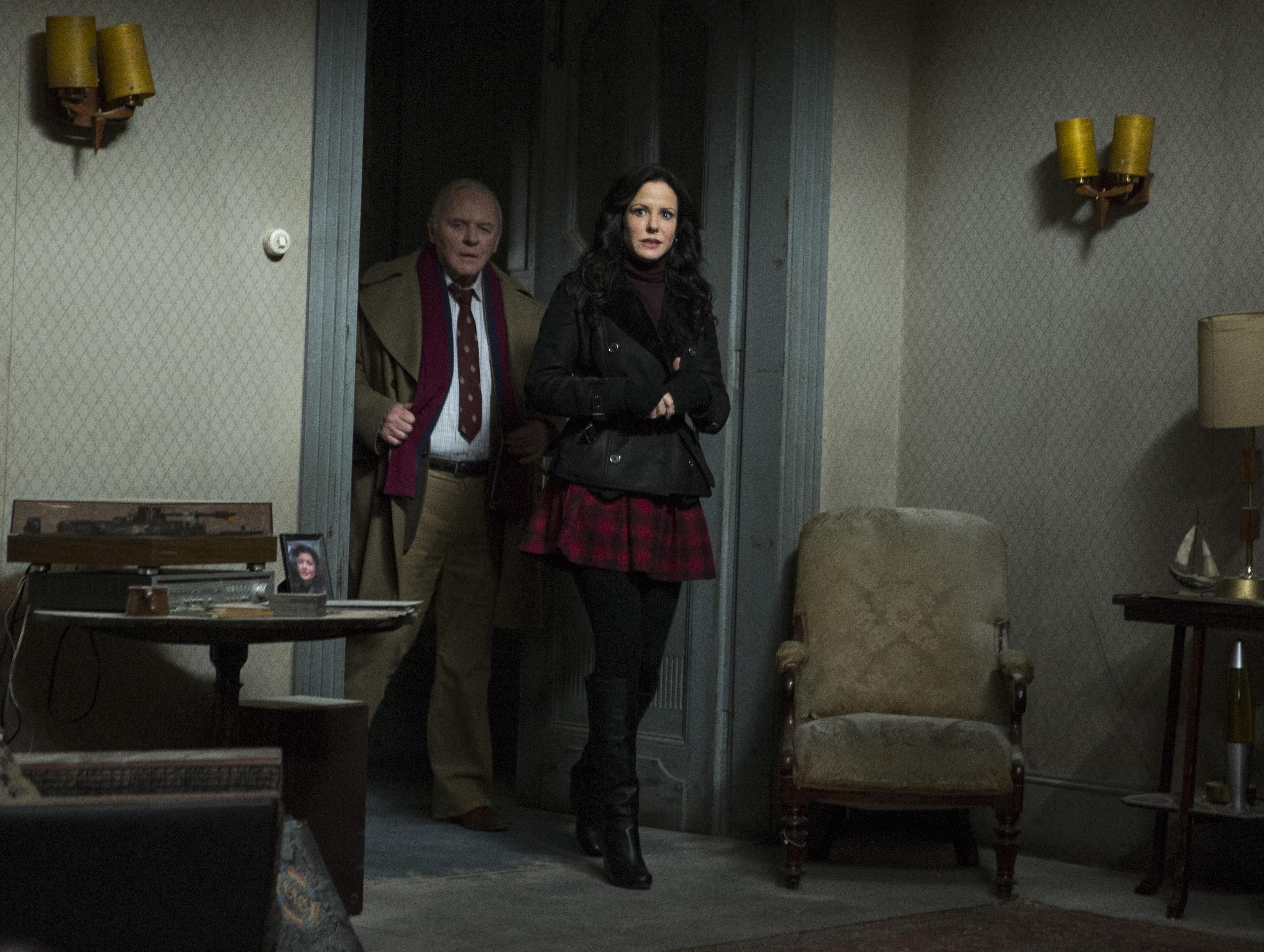 Anthony Hopkins and Mary-Louise Parker in a room HD Wallpaper