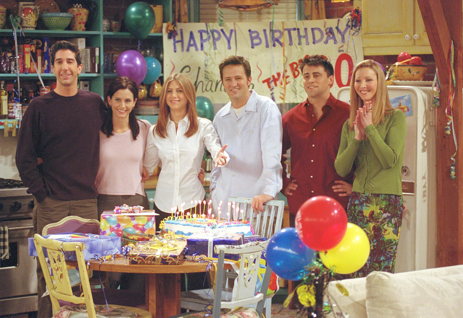 Friends cast celebrating a birthday HD Wallpaper