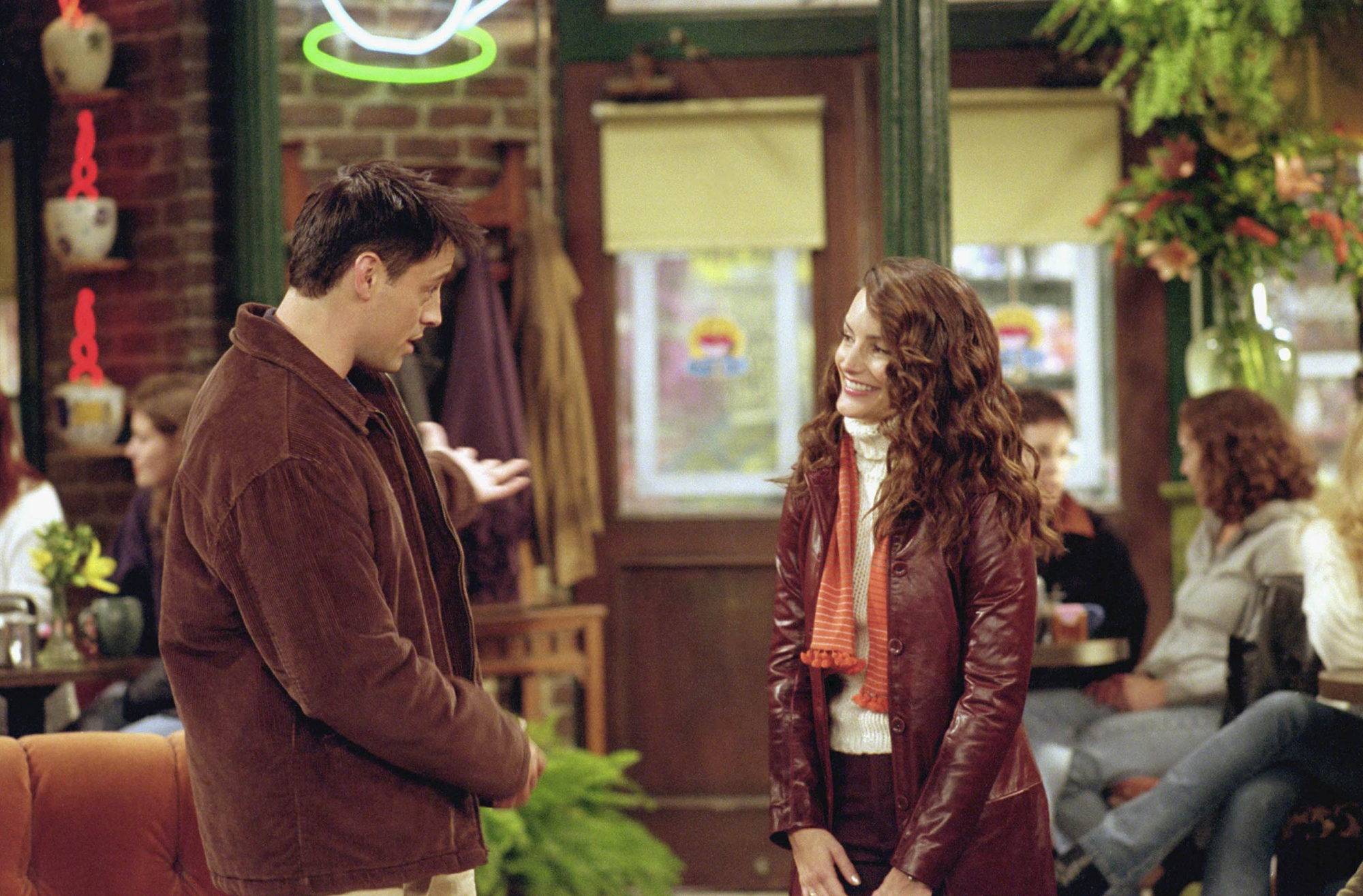 Joey Tribbiani and a woman in Central Perk HD Wallpaper