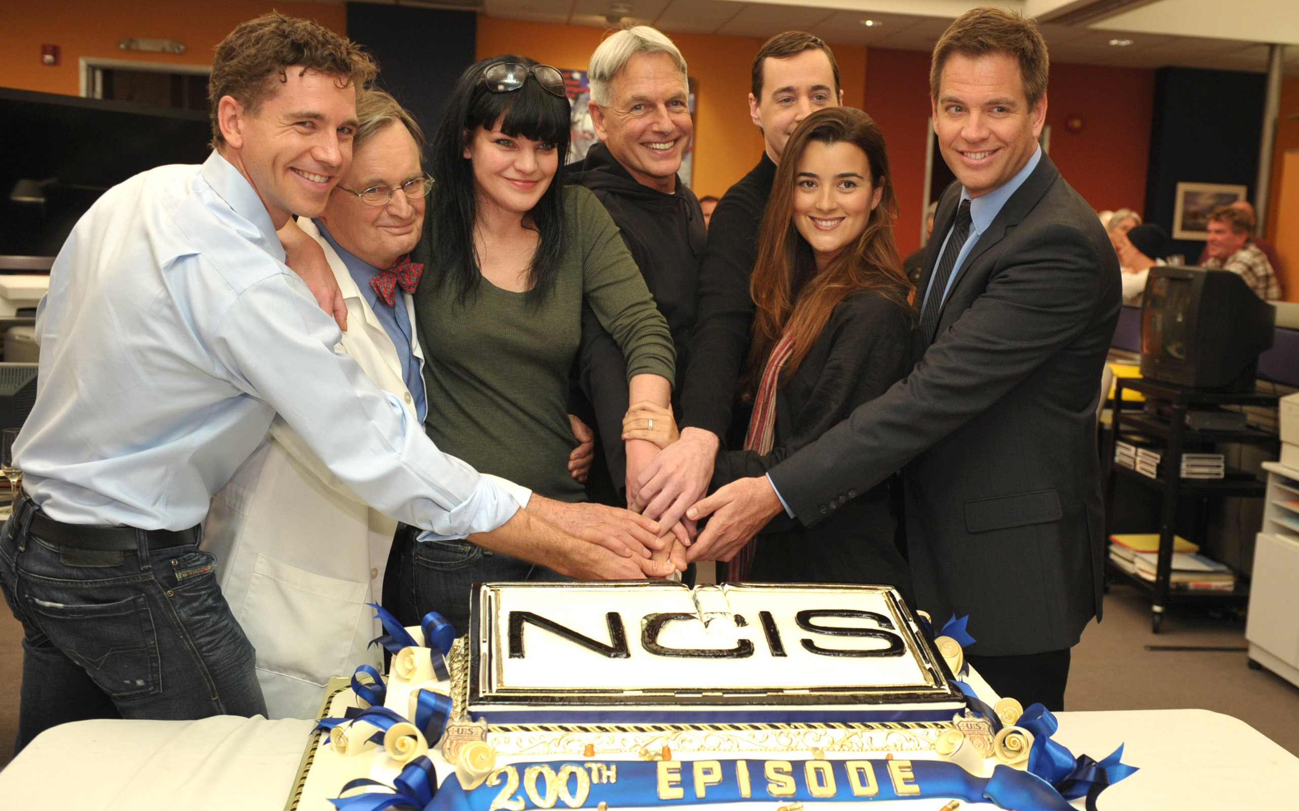 NCIS cast celebrating 200th episode with cake HD Wallpaper